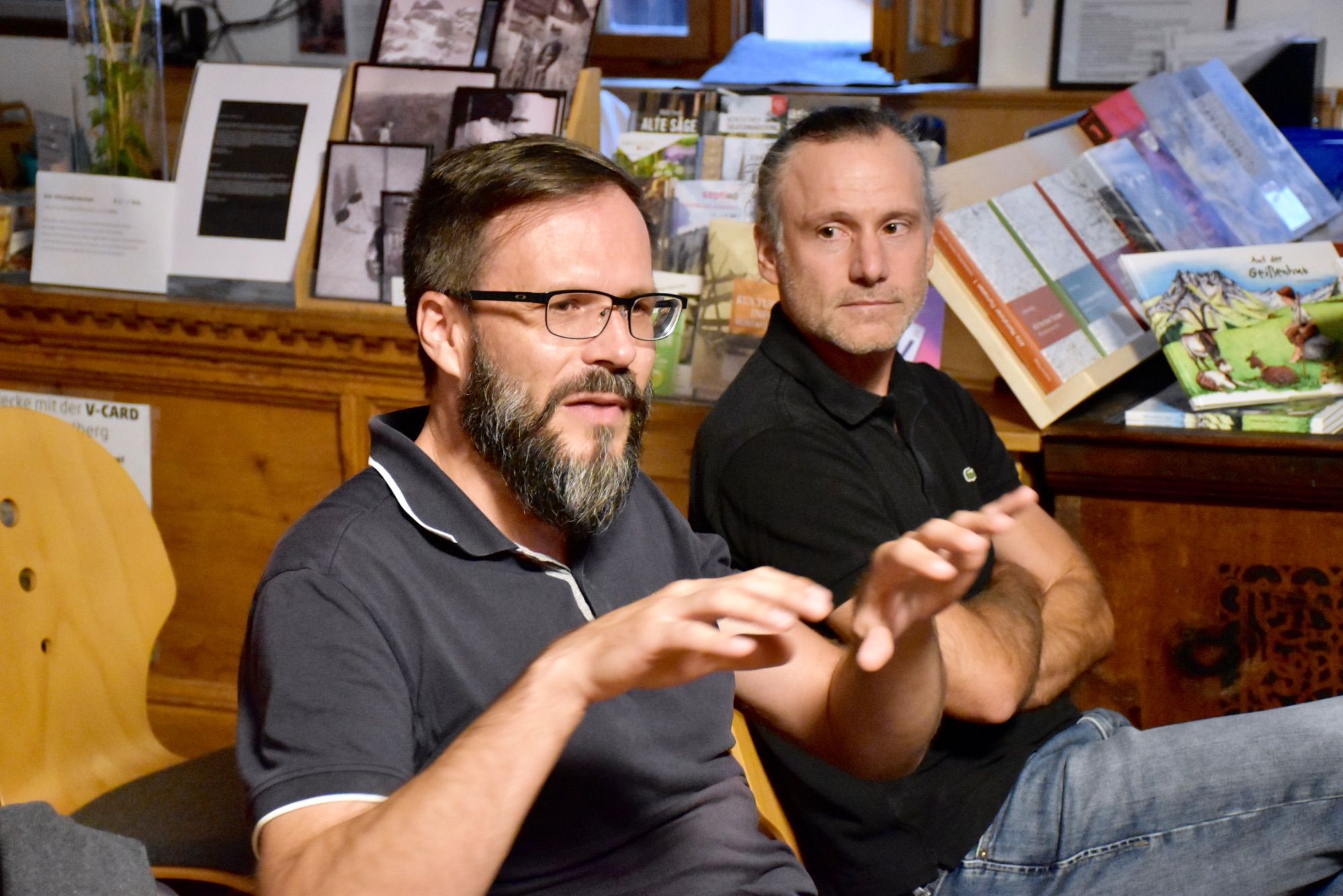 Archäologe Thomas Bachnetzer und Florian Wöß (Denkmalforschung Vorarlberg) befanden sich unter den Zuhörenden beim Vortrag von Martin Gamon in Schruns.