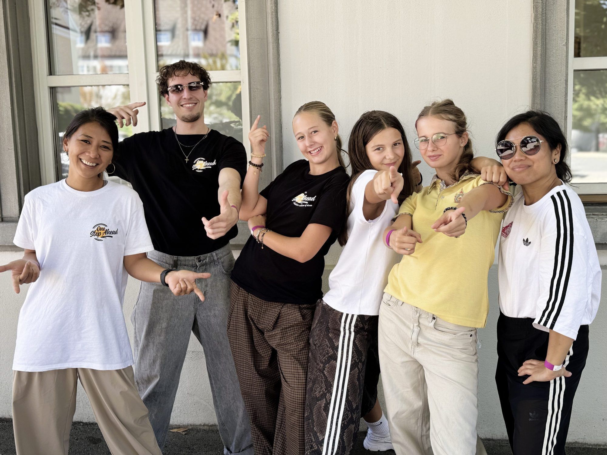 One Step Ahead mit Racquel, Damian, Luise, Ida, Johanna und Sharon.