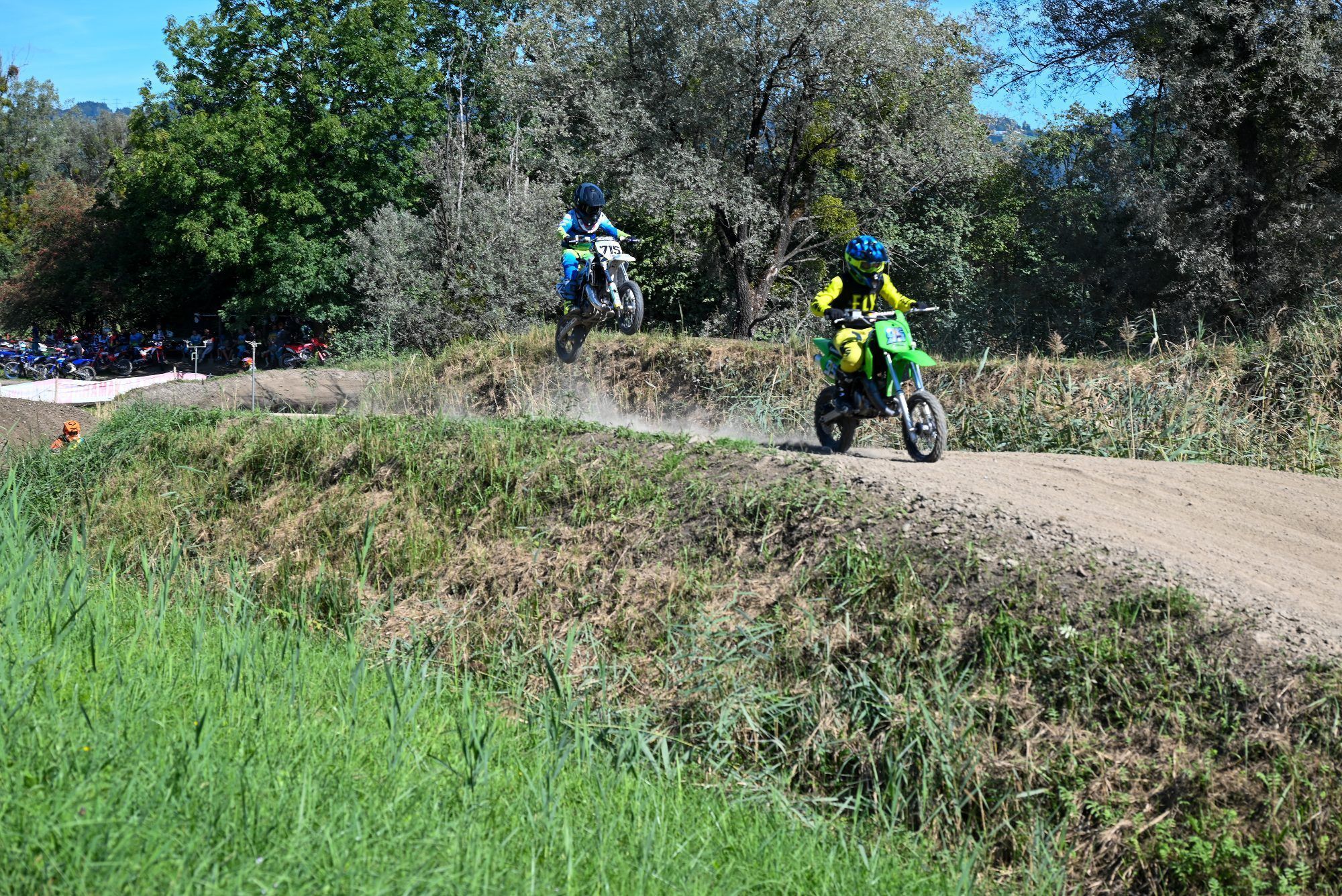 Schon die Kleinsten geben Gas und beherrschen ihre Motocross-Maschine.