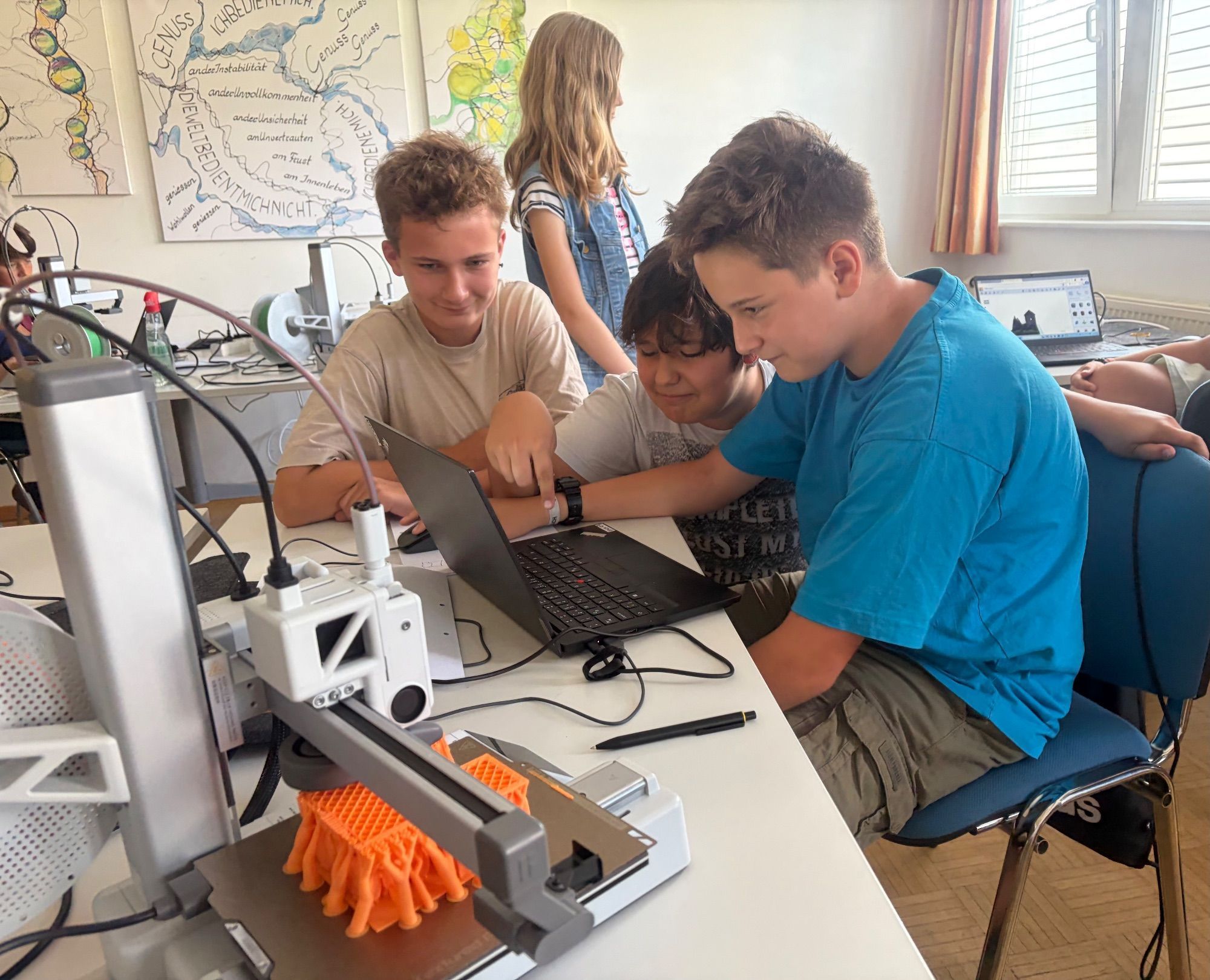 Moritz Jam und Robin erstellten im Kurs ein kleines 3D-Dorf.