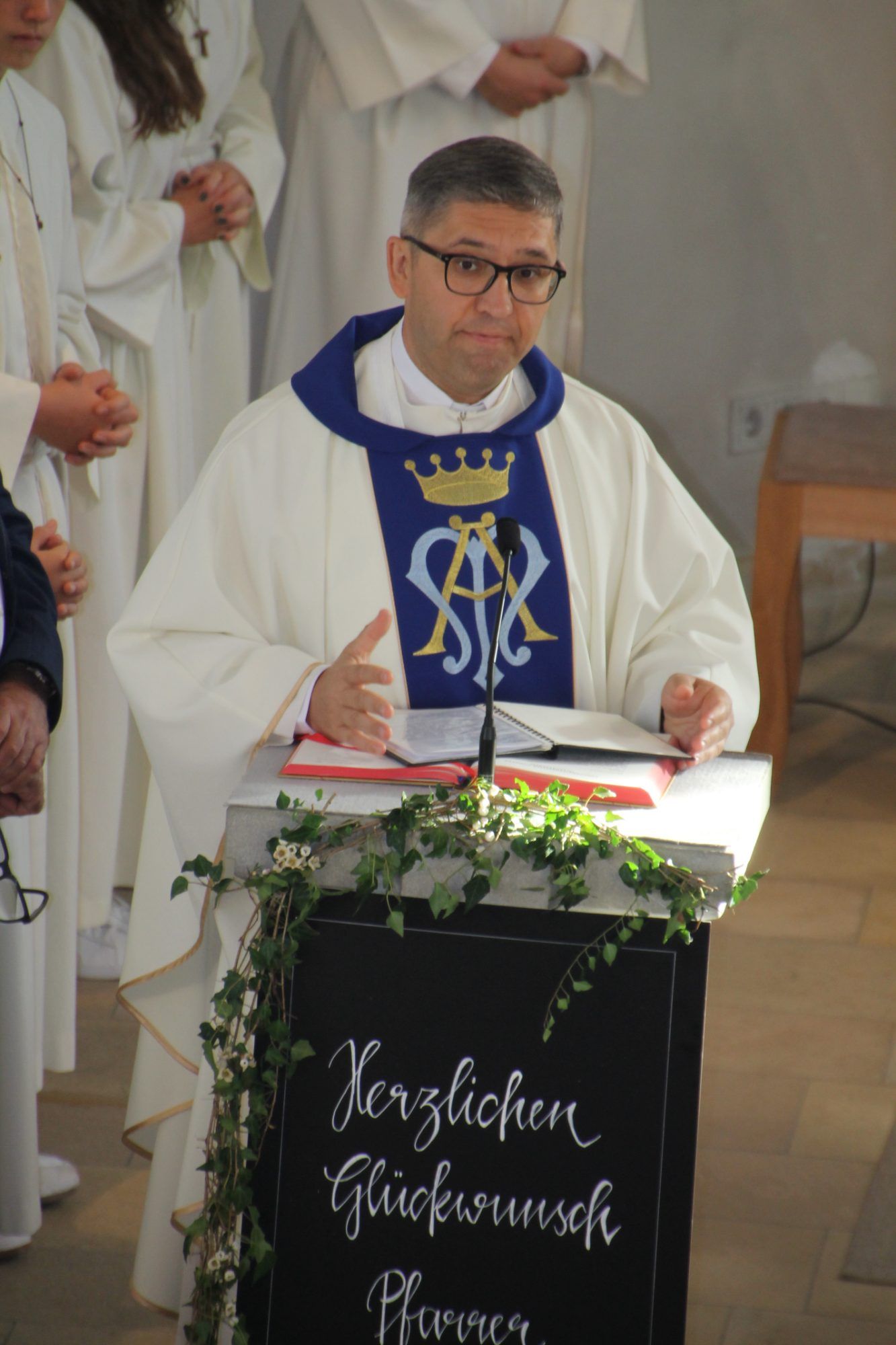 Dekan Marius Dumea dankte Herbert Böhler für die Unterstützung in den letzten 10 Jahren für die Pfarre Buch.