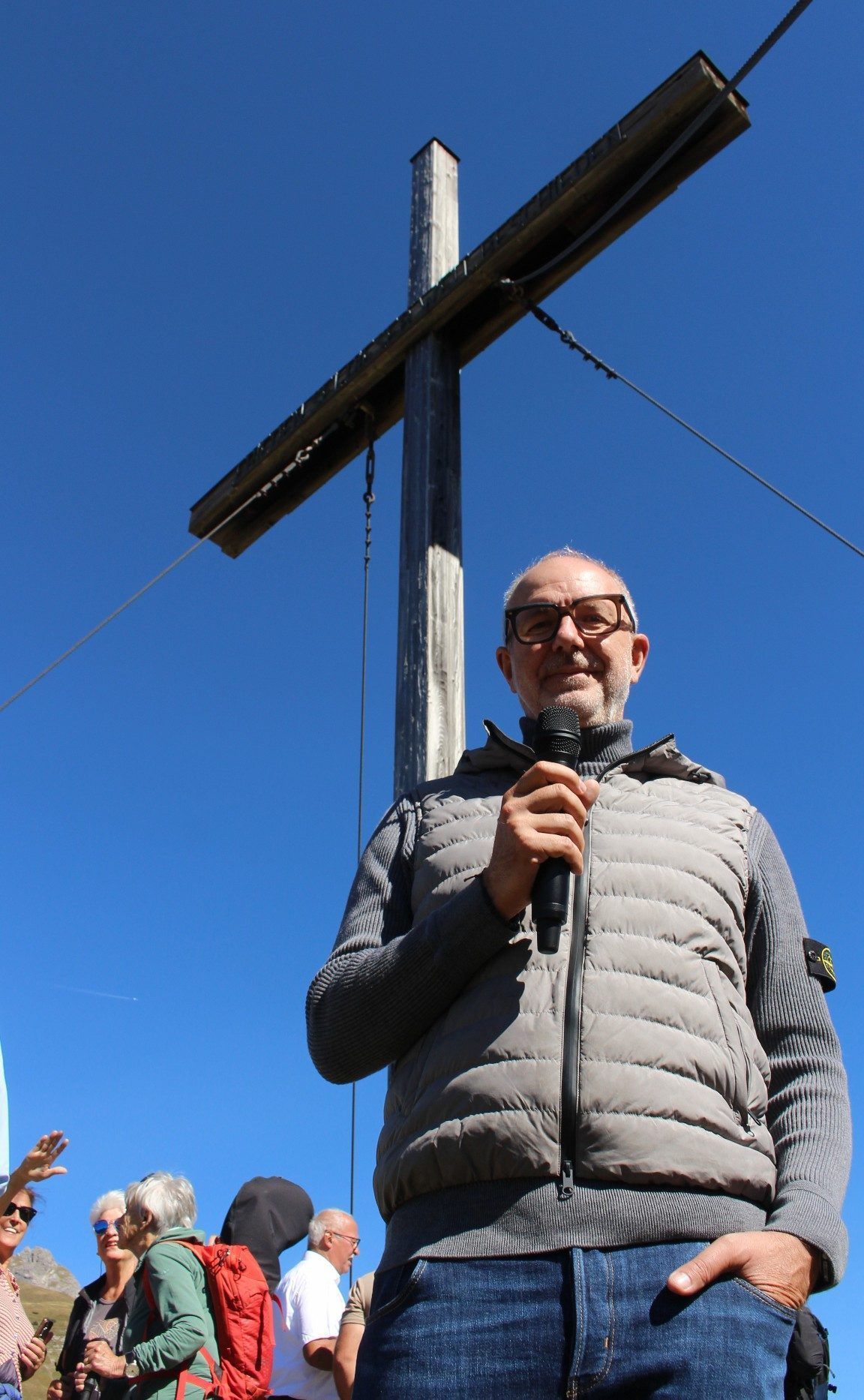 Markus Bischof mahnte seine Zuhörer, im übertragenen Sinne „Pässe zu sein, die Übergänge schaffen, wo andere Grenzen sehen.“