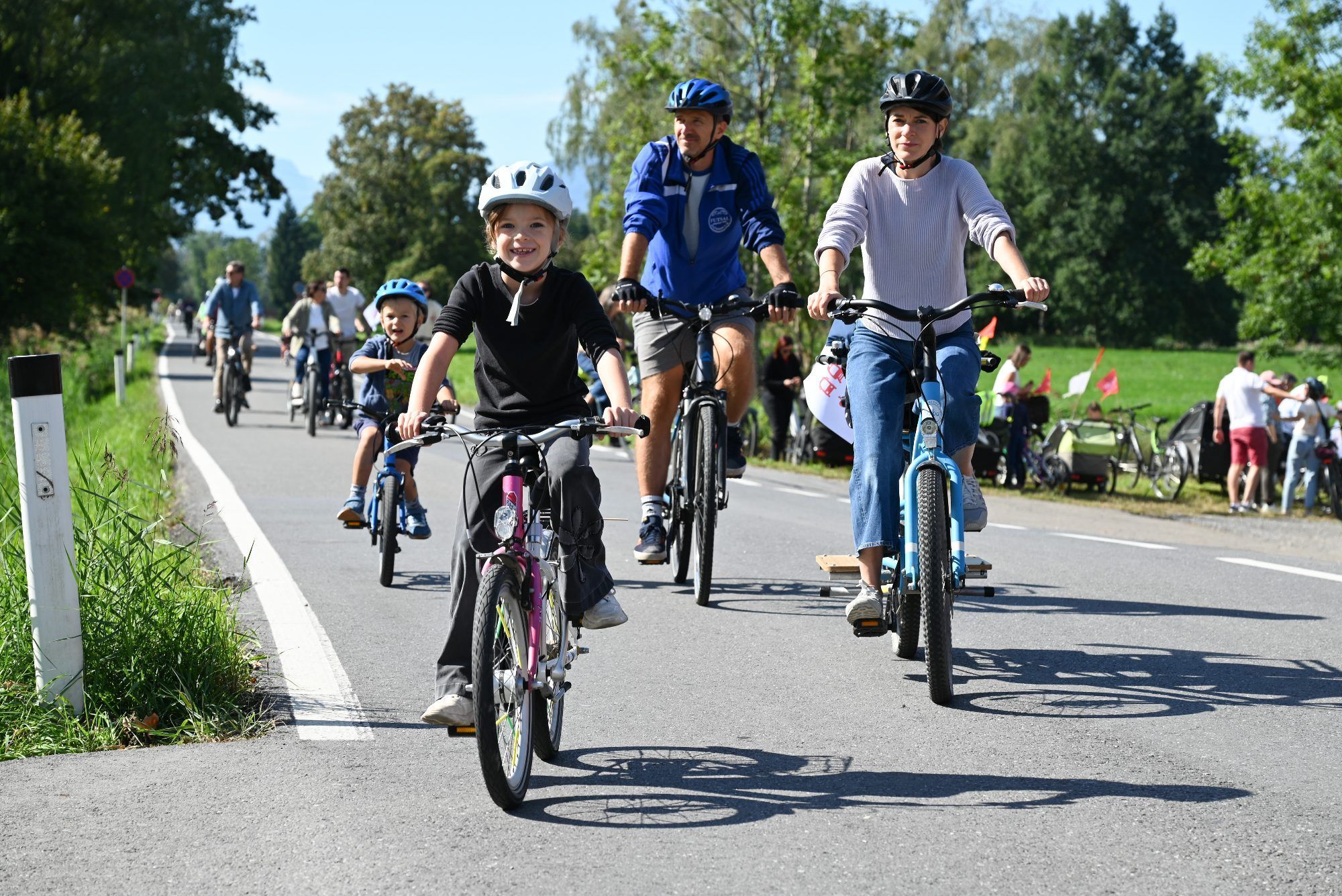 Zahlreiche Familien nutzten die autofreien Straßen durch das Ried, um es mit dem Fahrrad zu erkunden.