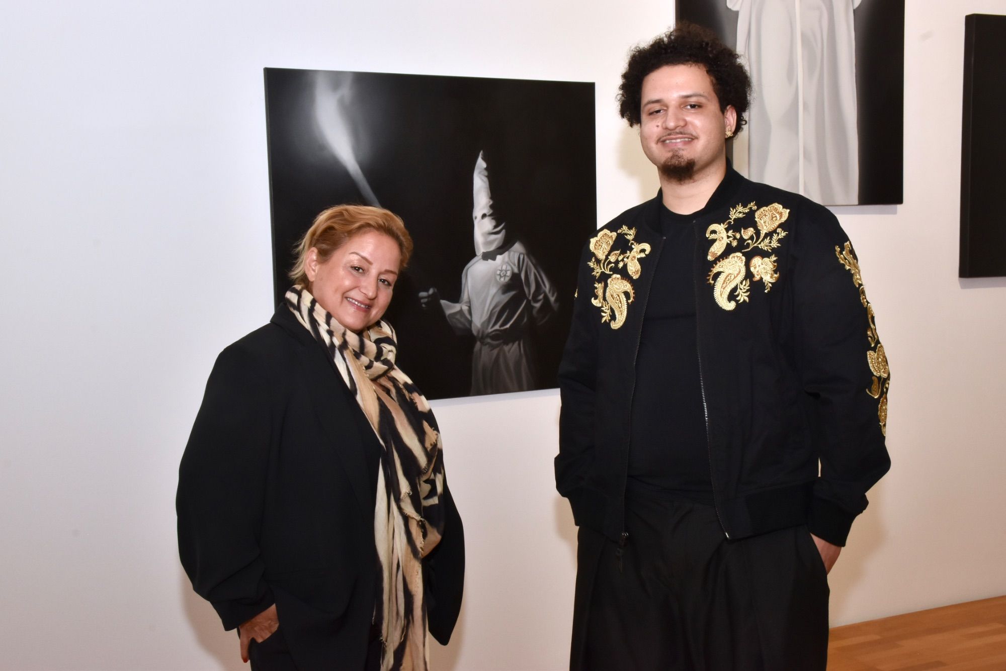 Gamze Terzioglu (Palais Liechtenstein, Feldkirch) und Noah Hauthaler als Vernissagebesucher im Kunstraum Remise, mit Werken von Tyrone Egbowon im Hintergrund.