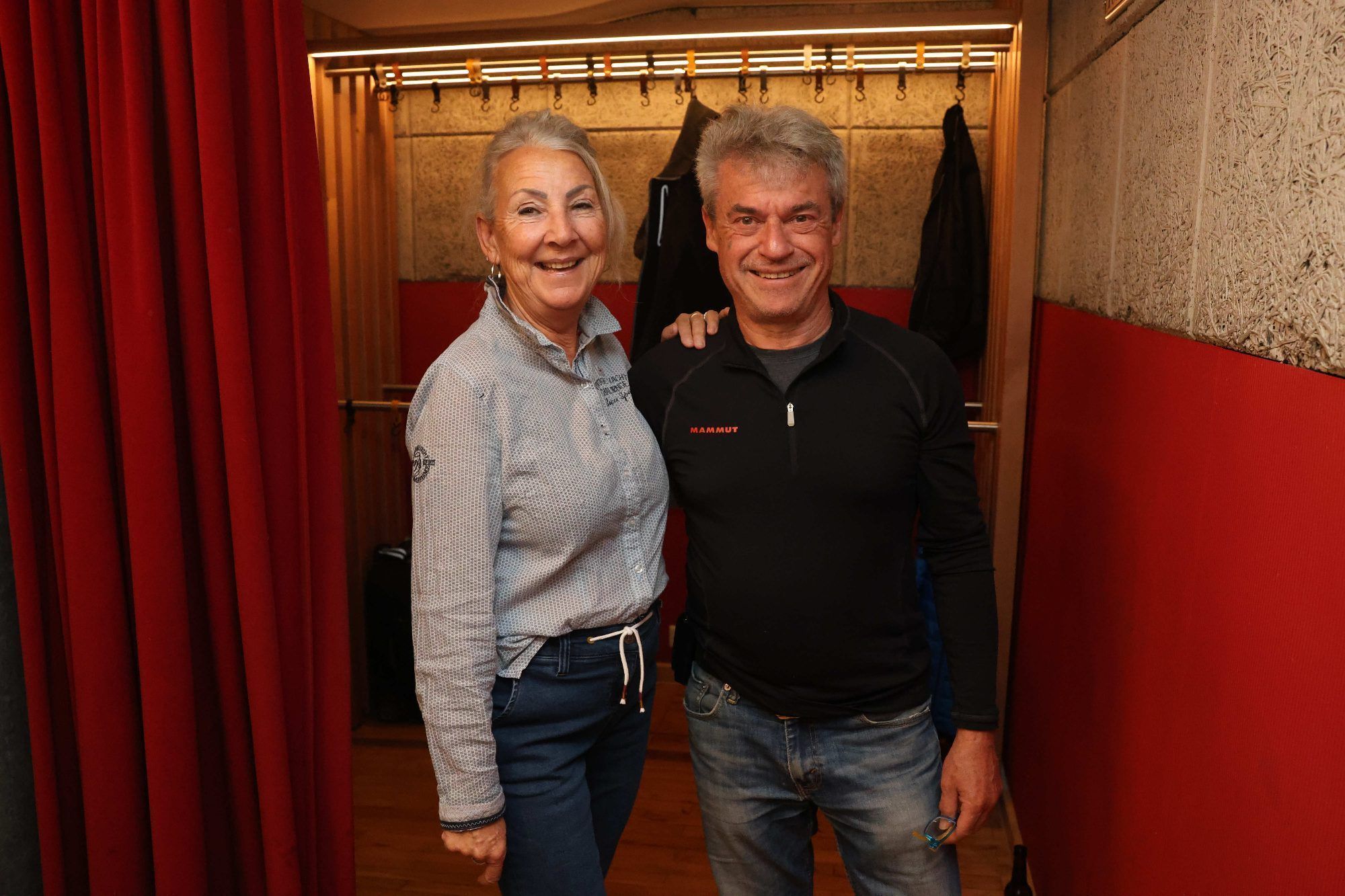 Franziska Öhlackerer und Fritz Breuß vor der neu gestalteten, leistungsfähigeren Garderobe.