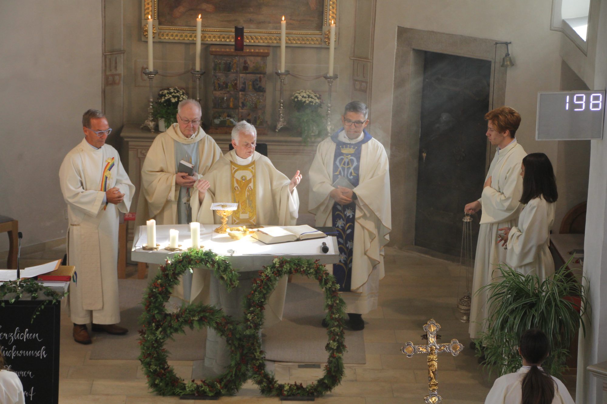 Diakon Christoph Lang, Jubilar Herbert Böhler, Msgr. Walter Juen und Dekan Marius Dumea (v.l.n.r.)