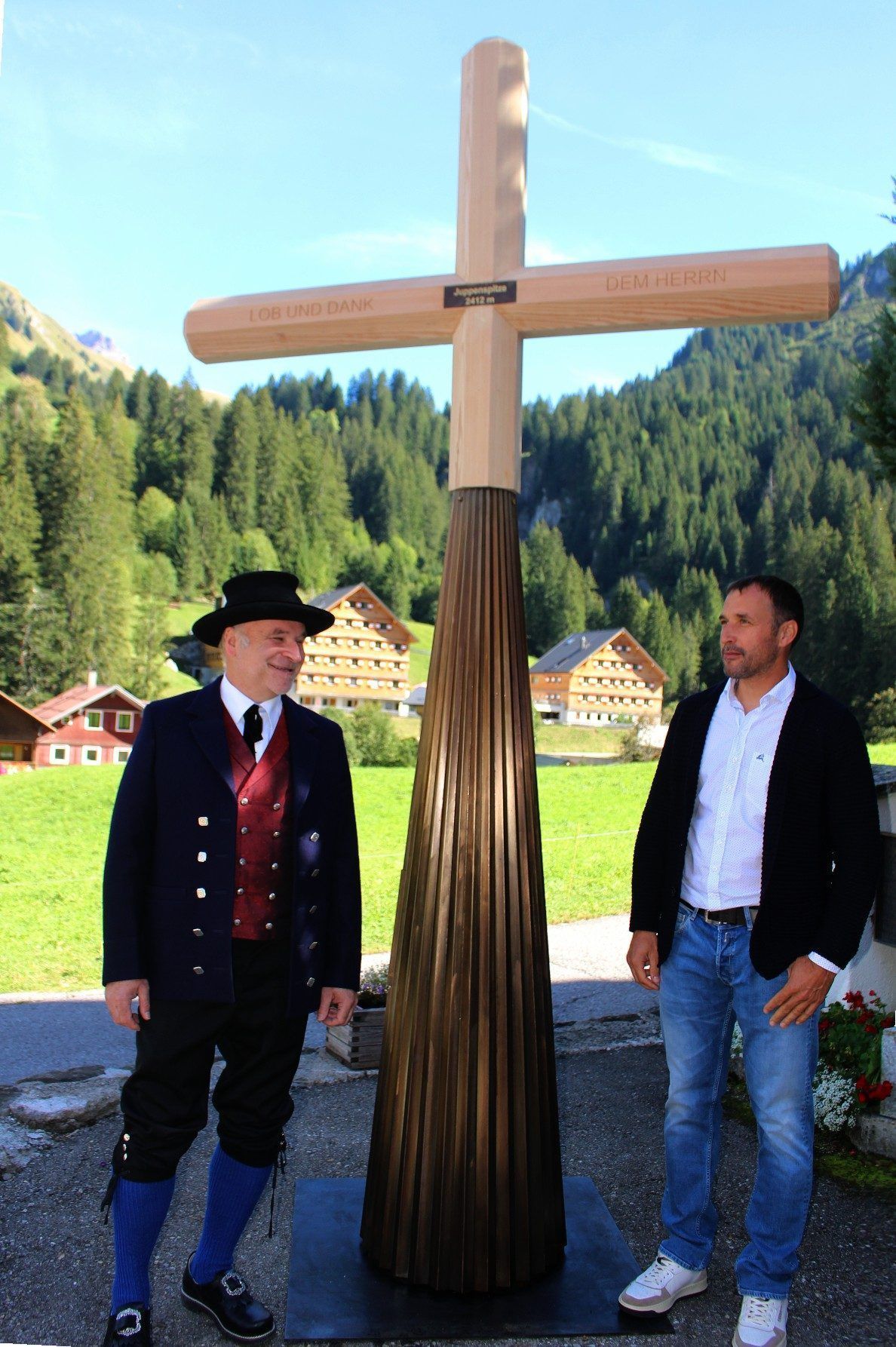 Nur „Kostproben“ wurden vor Eröffnung präsentiert – etwa das spektakuläre Gipfelkreuz, das nach der Ausstellung auf der Juppenspitze am Hochtannberg aufgestellt wird.