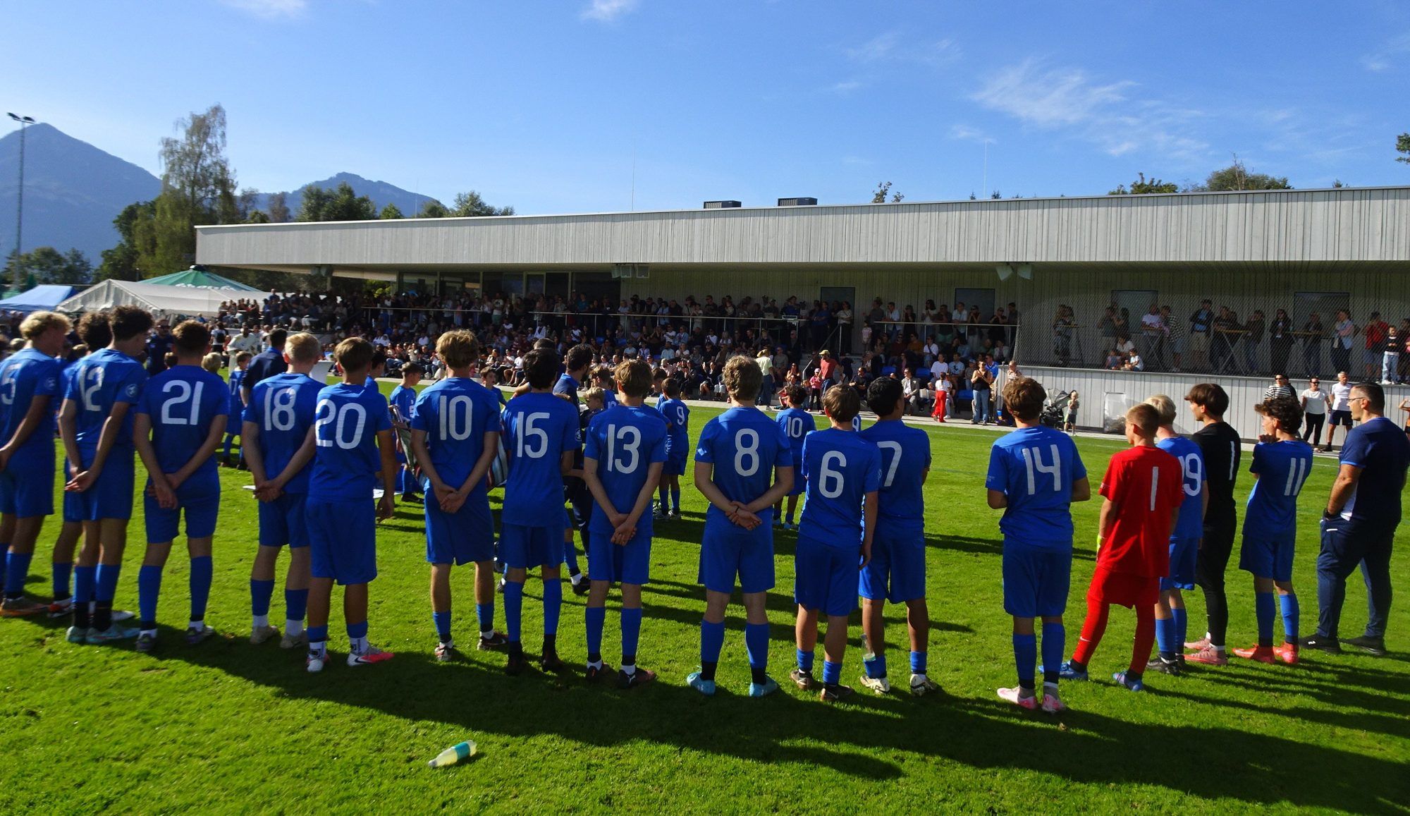 Ein bewegender Moment, als sich am Sonntag der gesamt Admira-Nachwuchs vor dem neuen Clubheim versammelte und damit den Blick in die Zukunft demonstrierte.