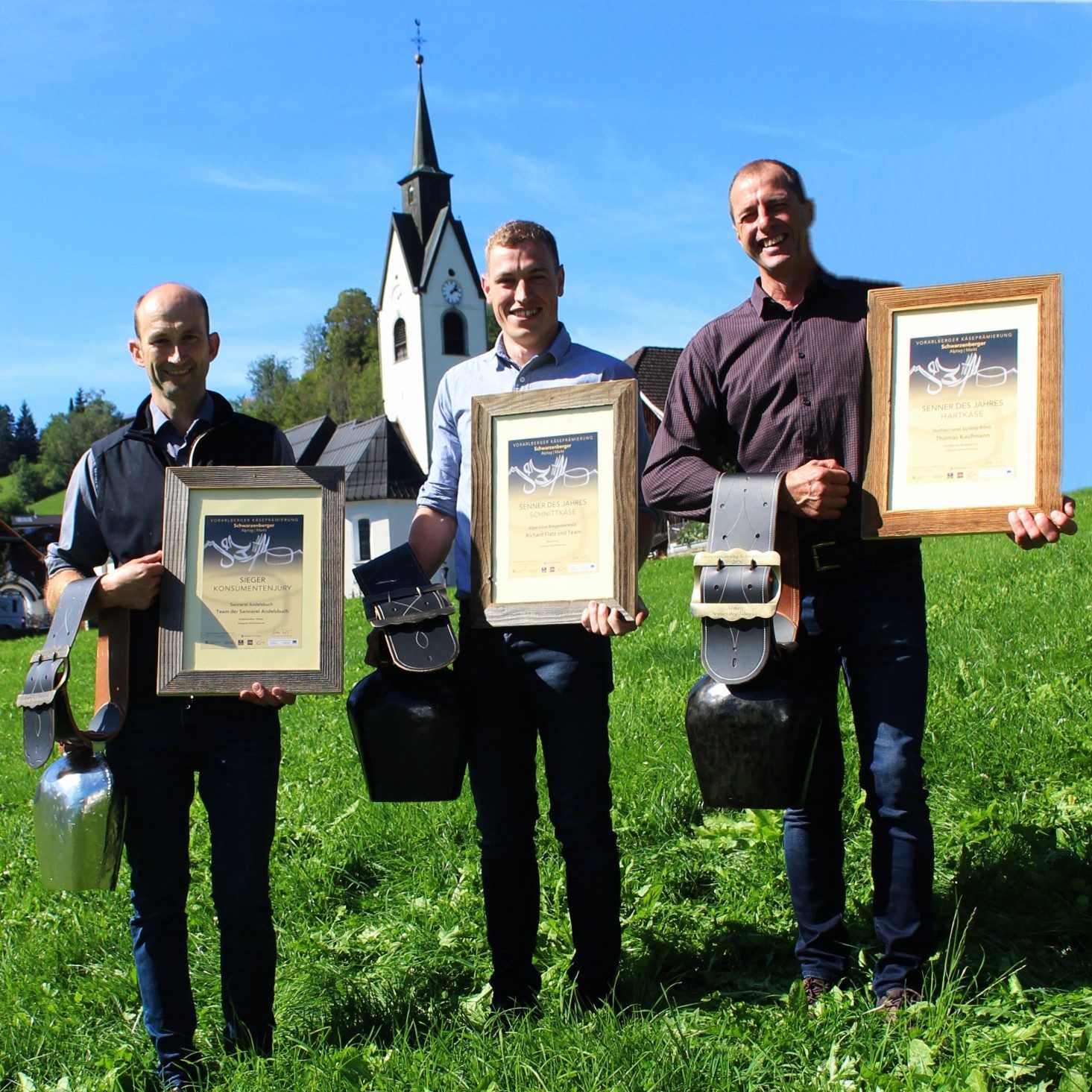 Die großen Glocken gingen an die Senner des Jahres Hubert Metzler (l.), Thomas Kaufmann (r.) und den Publikumssieger Richard Flatz
