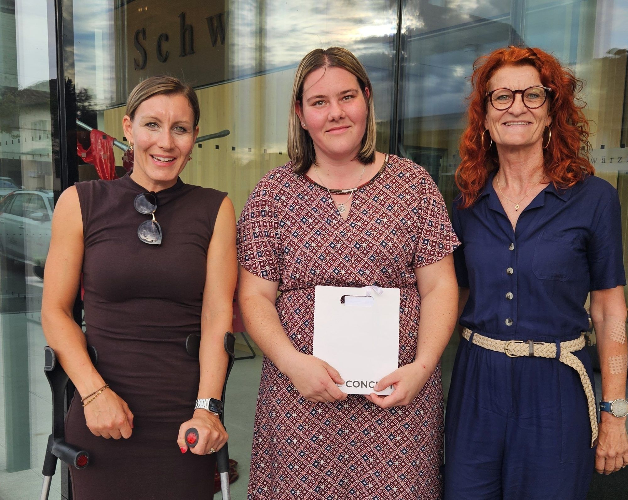 Eva-Maria Dünser mit ihren beiden Begleiterinnen Heike Eder (li.) und Birgit Schellander (re.) bei der Ehrung.