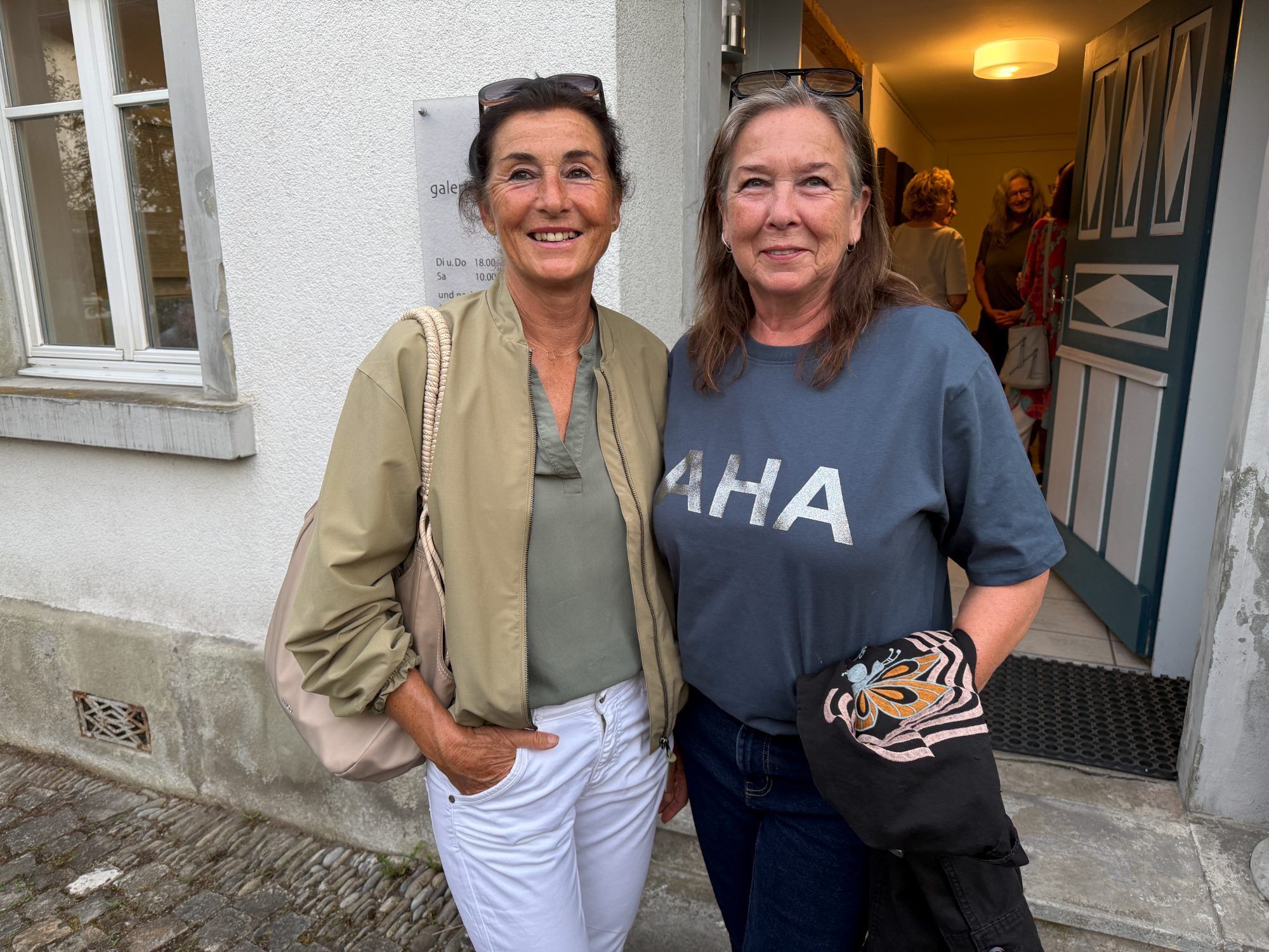 Treue Vernissage Besucherinnen/ Astrid Zöschg und Sabine Köhlmeier