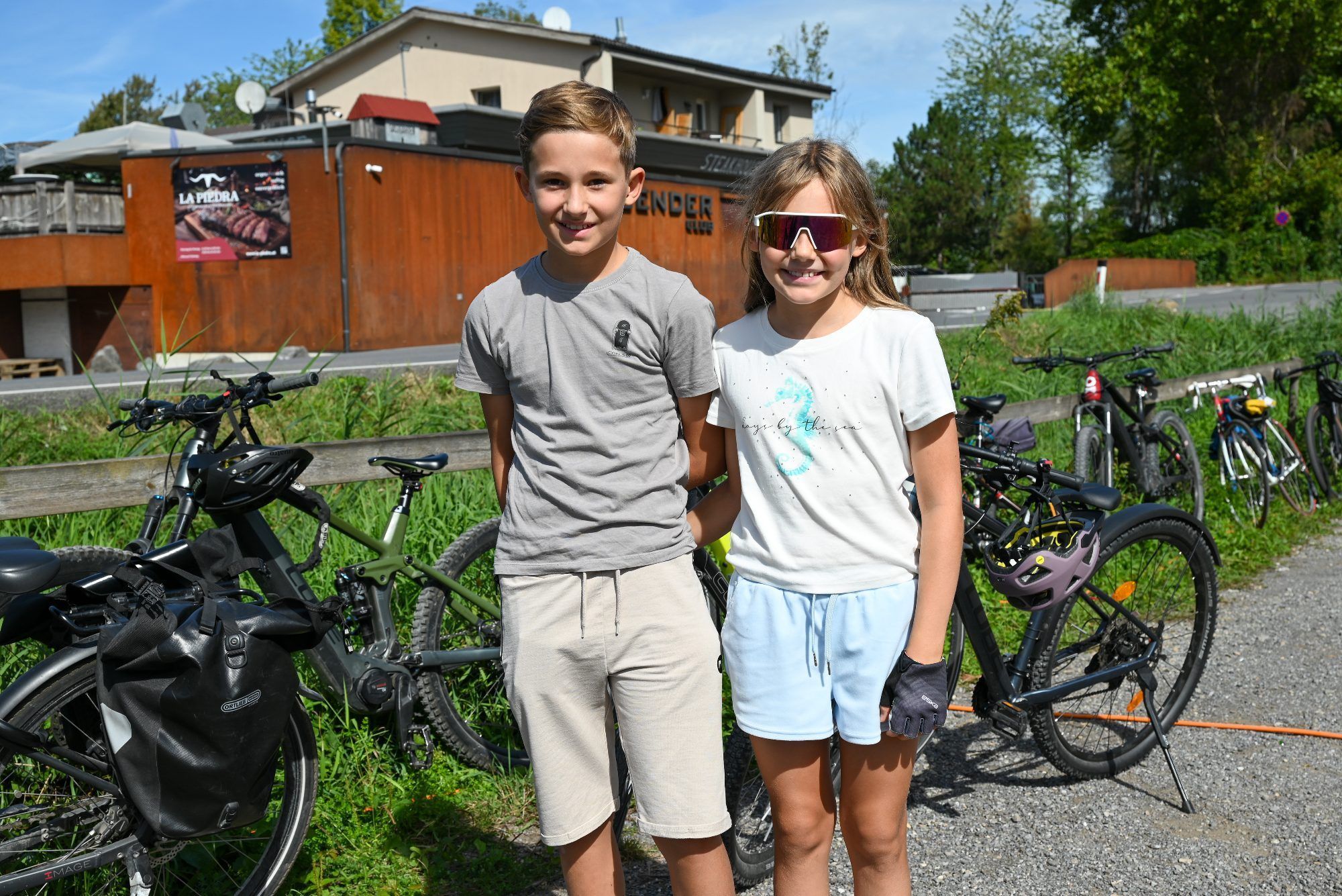 Benedikt und Theresa Böhler radelten von Bregenz nach Lustenau und freuten sich über autofreie Straßen.