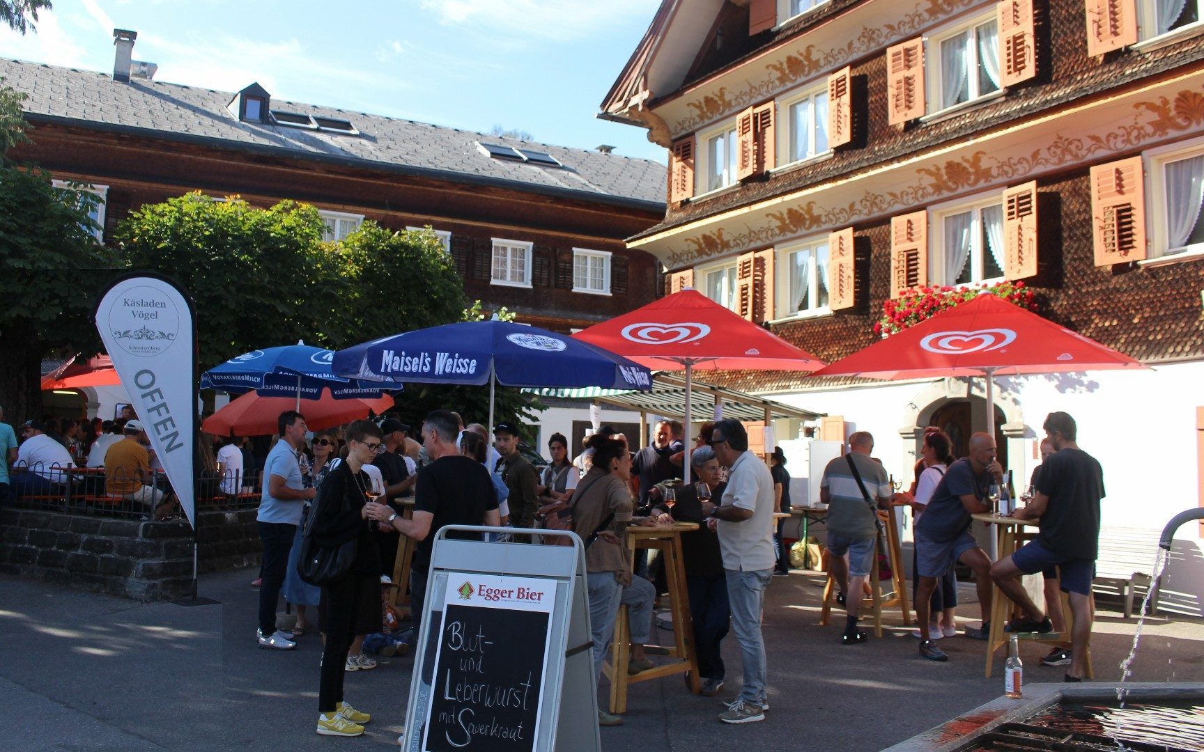 Vor dem legendären Käslädele wurde zur improvisierten Schlachtpartie eingeladen - Blut- und Leberwürste und das erste frische Sauerkraut der Saison.