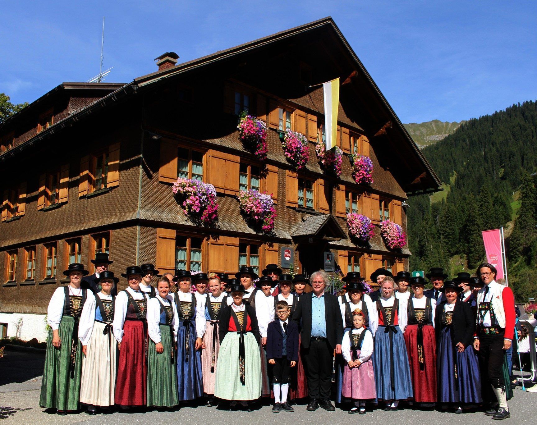 Ein „historisches“ Erinnerungsfoto: Pfarreinzug, Gipfelkreuz-Segnung und Trachten-Sonntag wurden gleichzeitig gefeiert. Trachtenträgerinnen und -träger aus Schröcken, Warth und Lech nahmen den neuen Seelsorger in die Mitte.