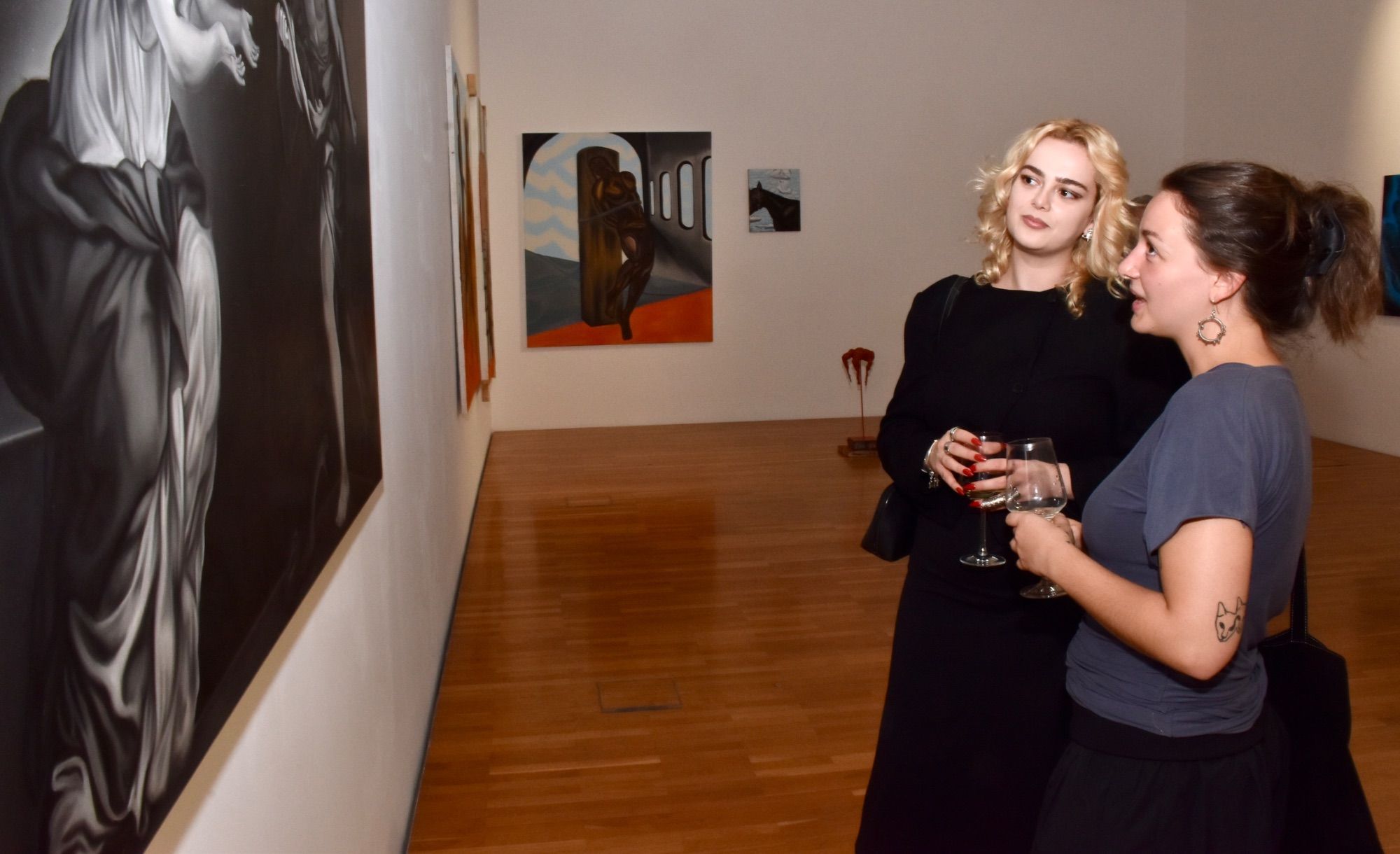 Der ausstellende Künstler Tyrone Egbowon gemeinsam mit Amalia Biltz, Laura Engstler und anderen im Kunstraum Remise in Bludenz. 