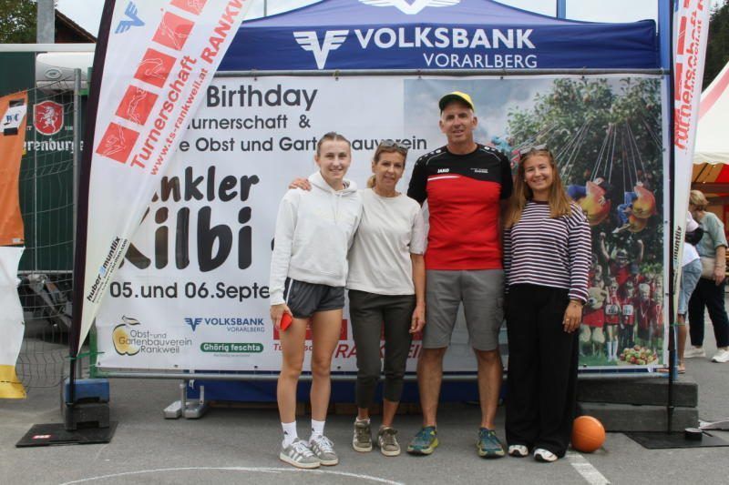 Olympiasiegerin Anita Wachter mit den beiden Töchtern Amanda (r.) und Angelina (l.) mit TS Rankweil Obmann Alexander Sonderegger.