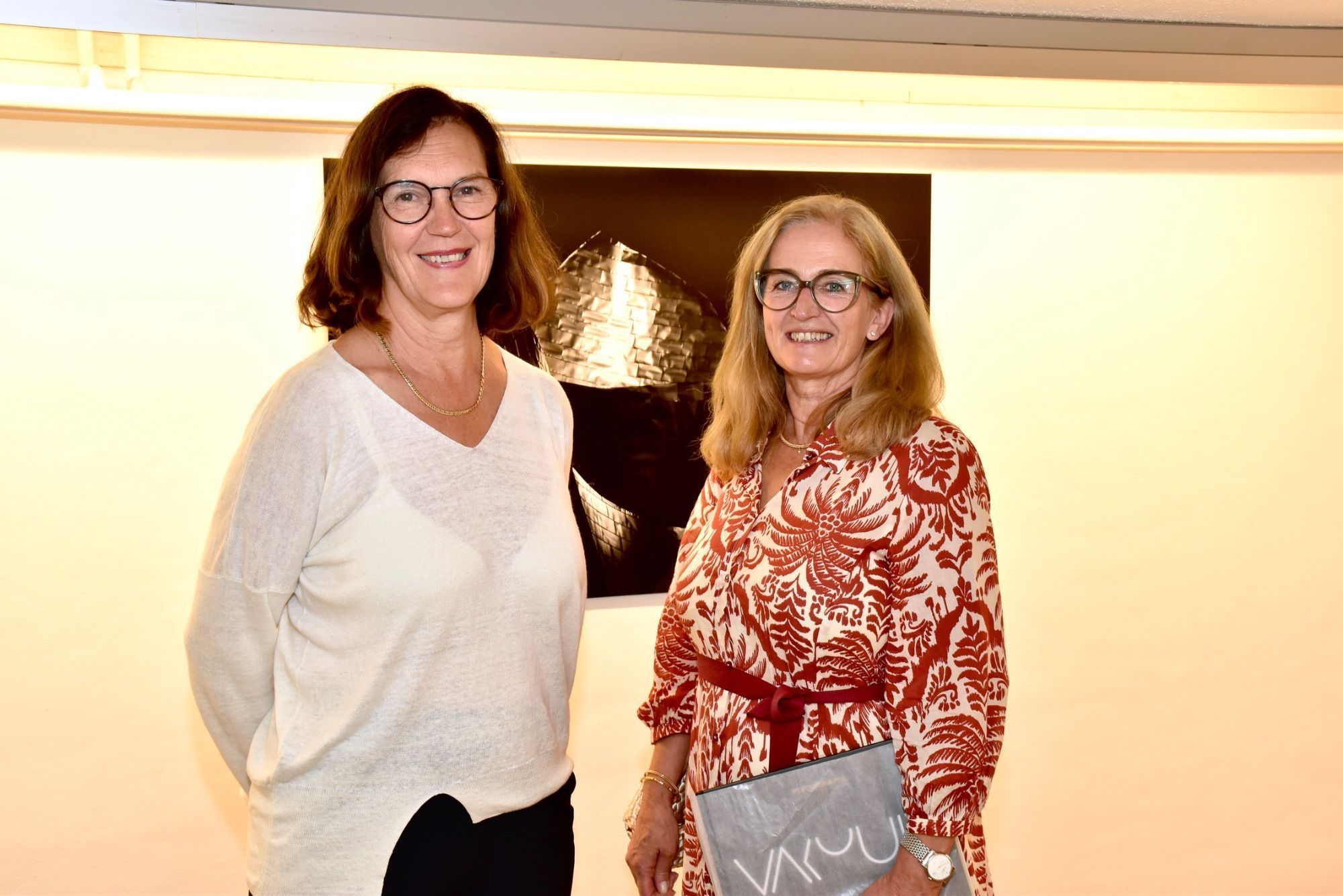 Manuela Präg und Barbara Schwärzler bestaunten die Arbeiten Hermann Prägs in Schruns.