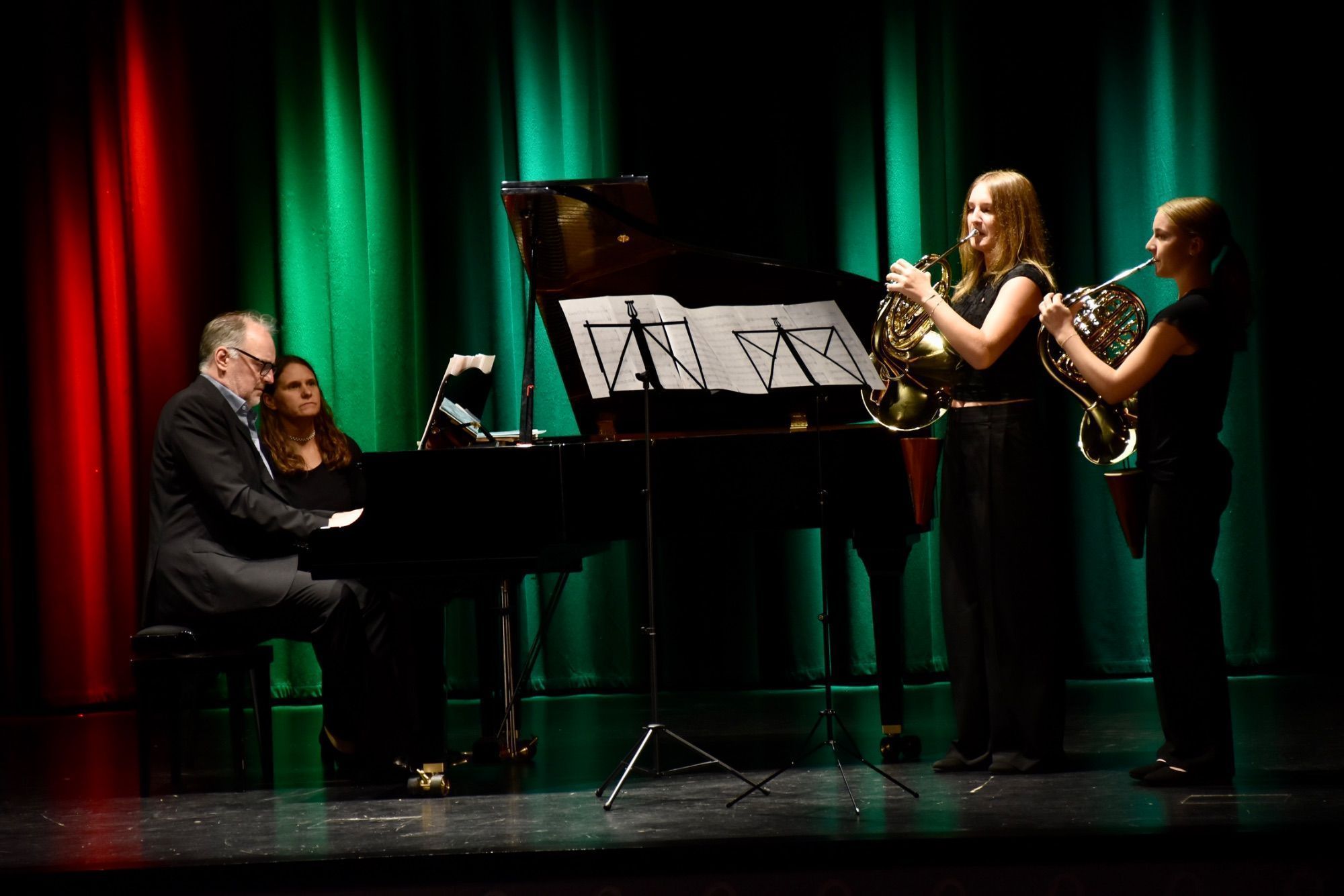 Ulrich Murtfeld aus Friedrichshafen (Klavier), Forstwirtin Sylvia Ackerl und ihre Töchter Johanna und Daniela (Horn) aus dem Bregenzerwald bei ihrem Konzertauftritt in der Kulturbühne in Schruns.