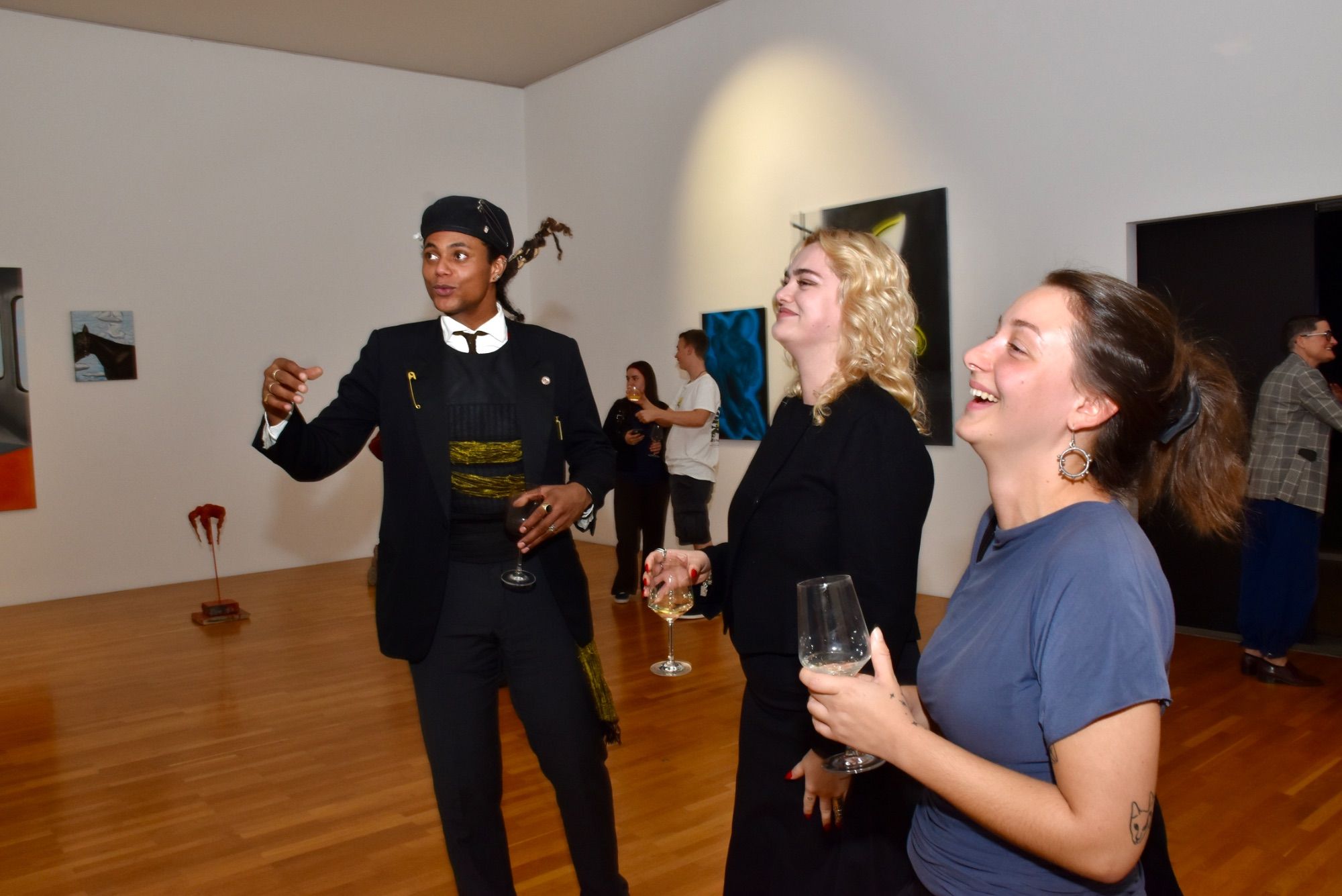 Der ausstellende Künstler Tyrone Egbowon gemeinsam mit Amalia Biltz, Laura Engstler und anderen im Kunstraum Remise in Bludenz. 