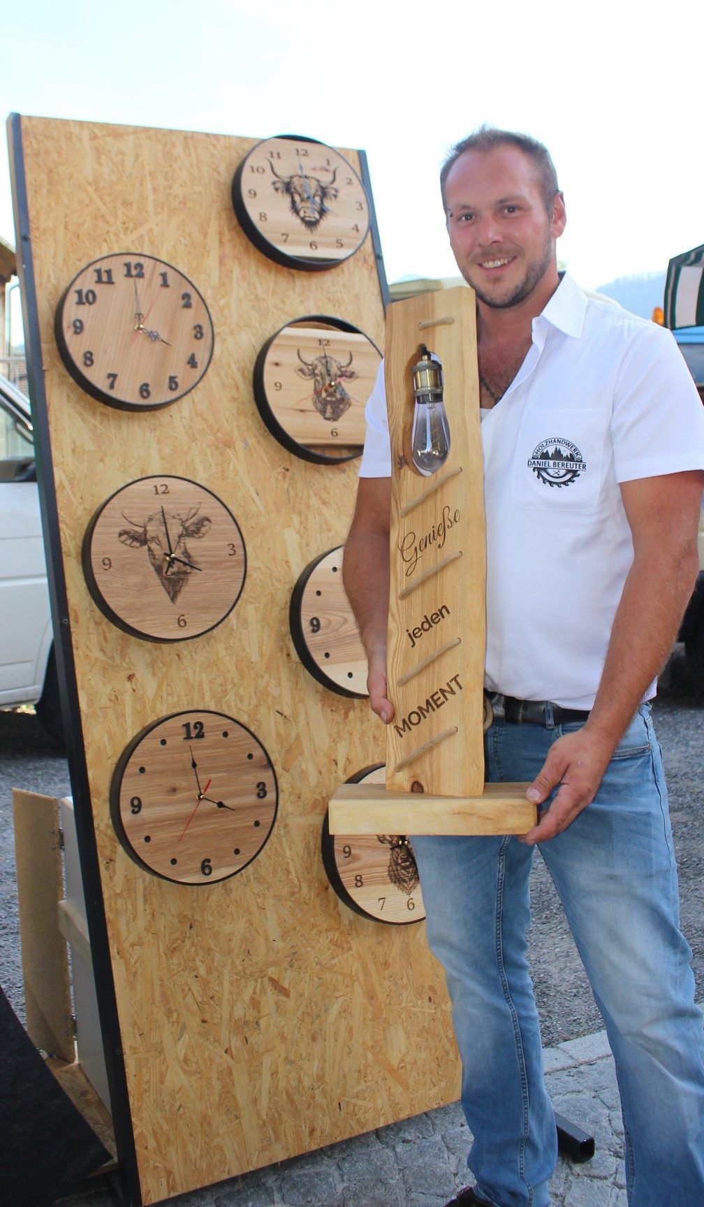 Kreative Arbeiten in Holz hatte Daniel Bereuter aus Sibratsgfäll mitgebracht. Eine Uhr mit Holzzifferblatt oder eine innovative Stehlampe konnten vielleicht schon eine Geschenksidee für Weihnachten sein . . .