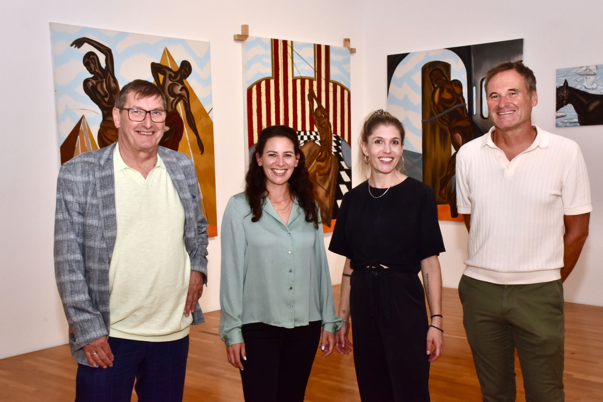 Wolfgang Maurer, Kulturamtsleiterin Daniela Beck, allerArt-Obfrau Jasmine Türk und Christoph Marcabruni im Kunstraum Remise in Bludenz vor Werken von Tyrone Egbowon.