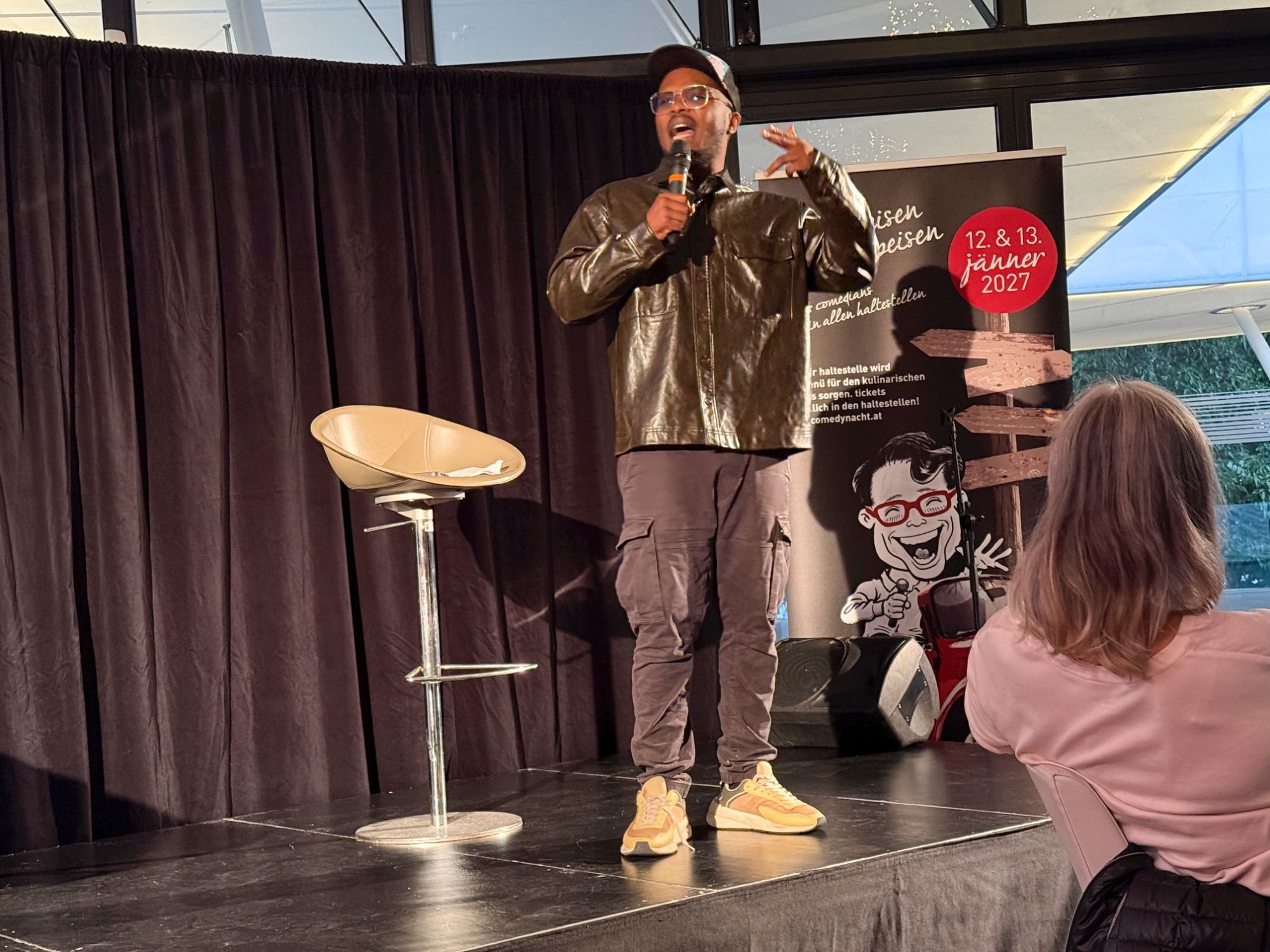 Soso Mugiraneza setzte den Comedy Startschuß des Abends