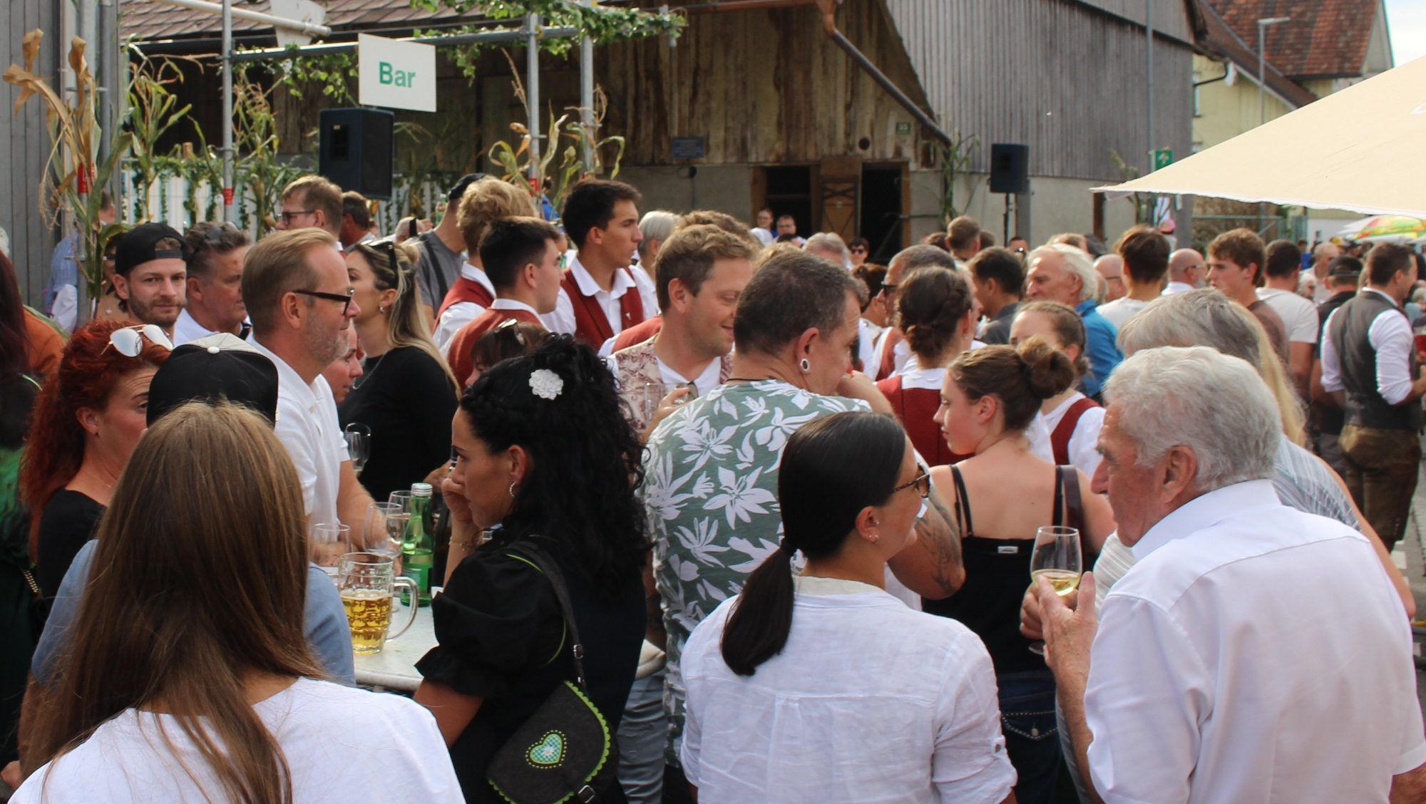 Dass die Sitzplätze überhaupt ausreichten, lag daran, dass viele Fäscht-Besucher darauf verzichteten und sich um die Bar versammelten.