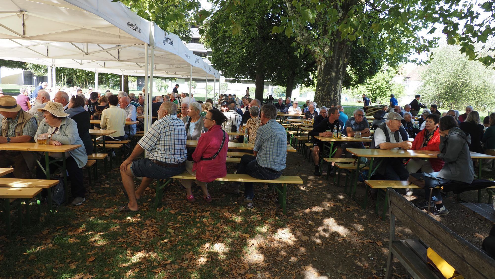 Kulinarisch bestens versorgt, gesellten sich zahlreiche Gäste auf das sonnige Reichenfeldfest.
