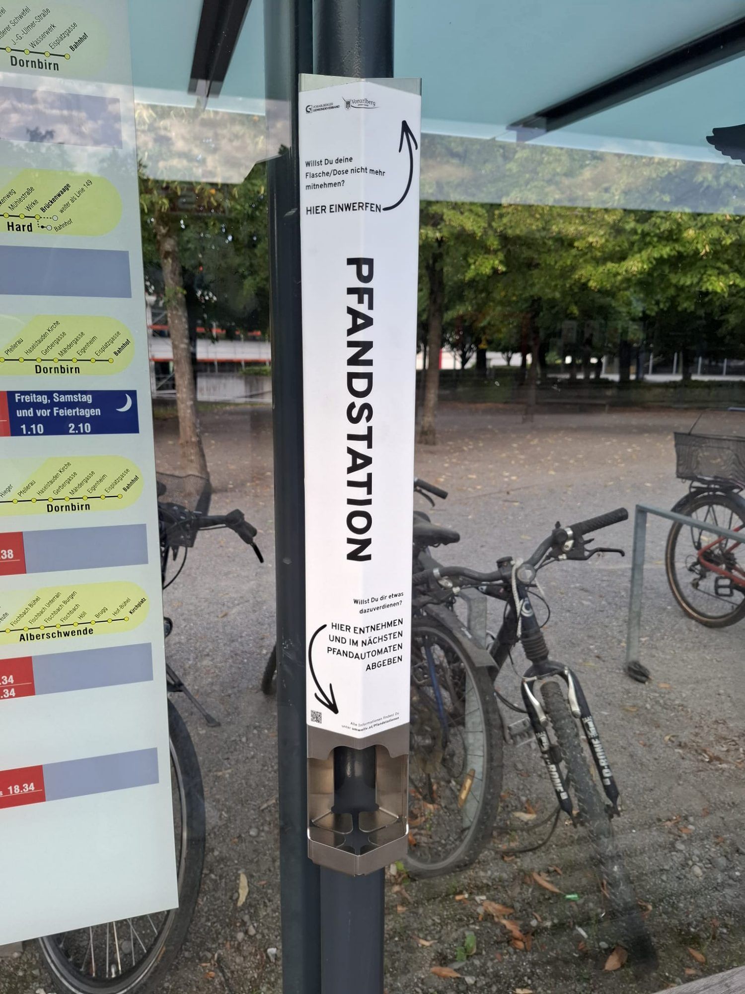 Die Pfandstationen bieten die Möglichkeit, leere Pfandgebinde unterwegs abzustellen, anstatt sie in den Restmüll zu werfen.