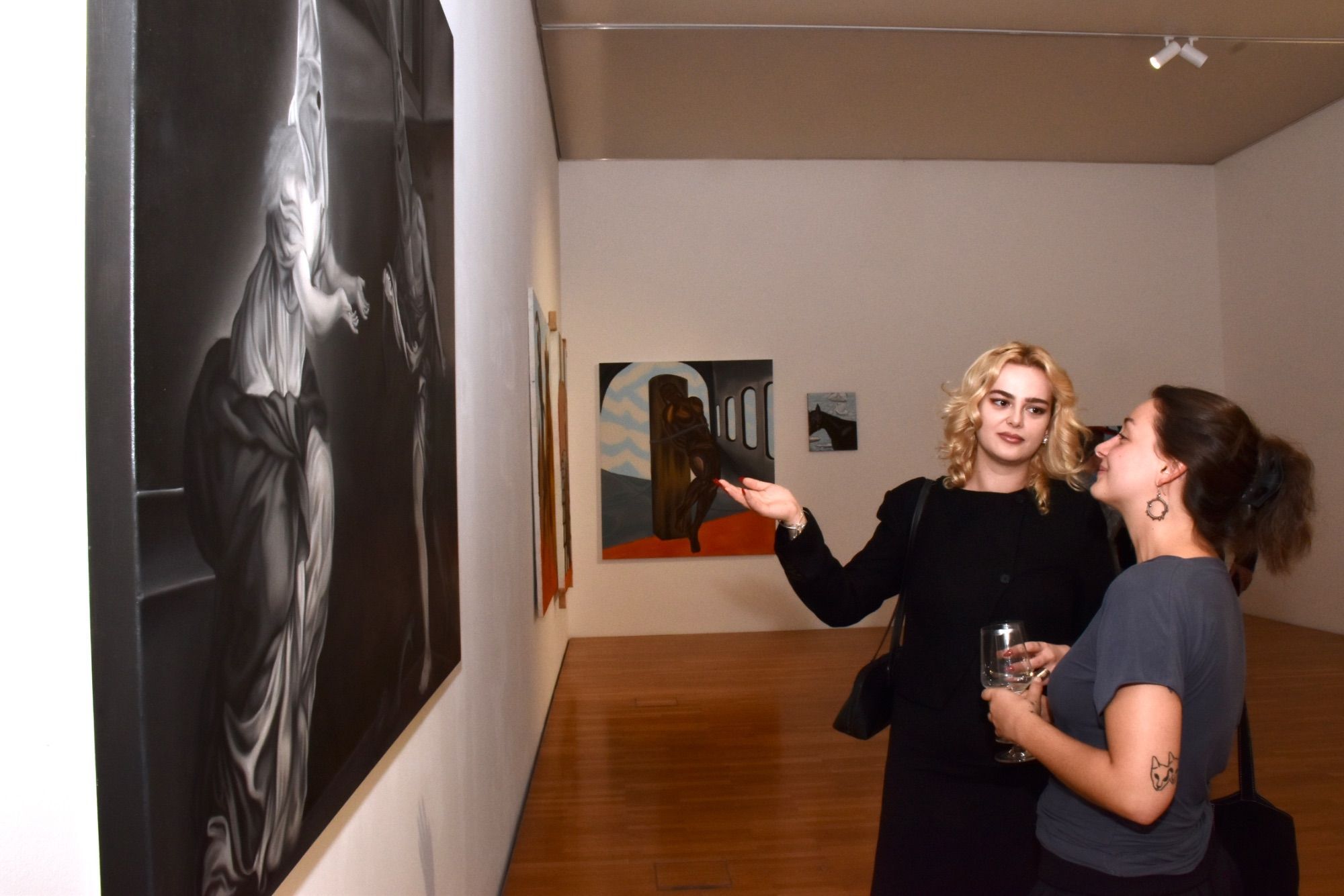 Der ausstellende Künstler Tyrone Egbowon gemeinsam mit Amalia Biltz, Laura Engstler und anderen im Kunstraum Remise in Bludenz. 