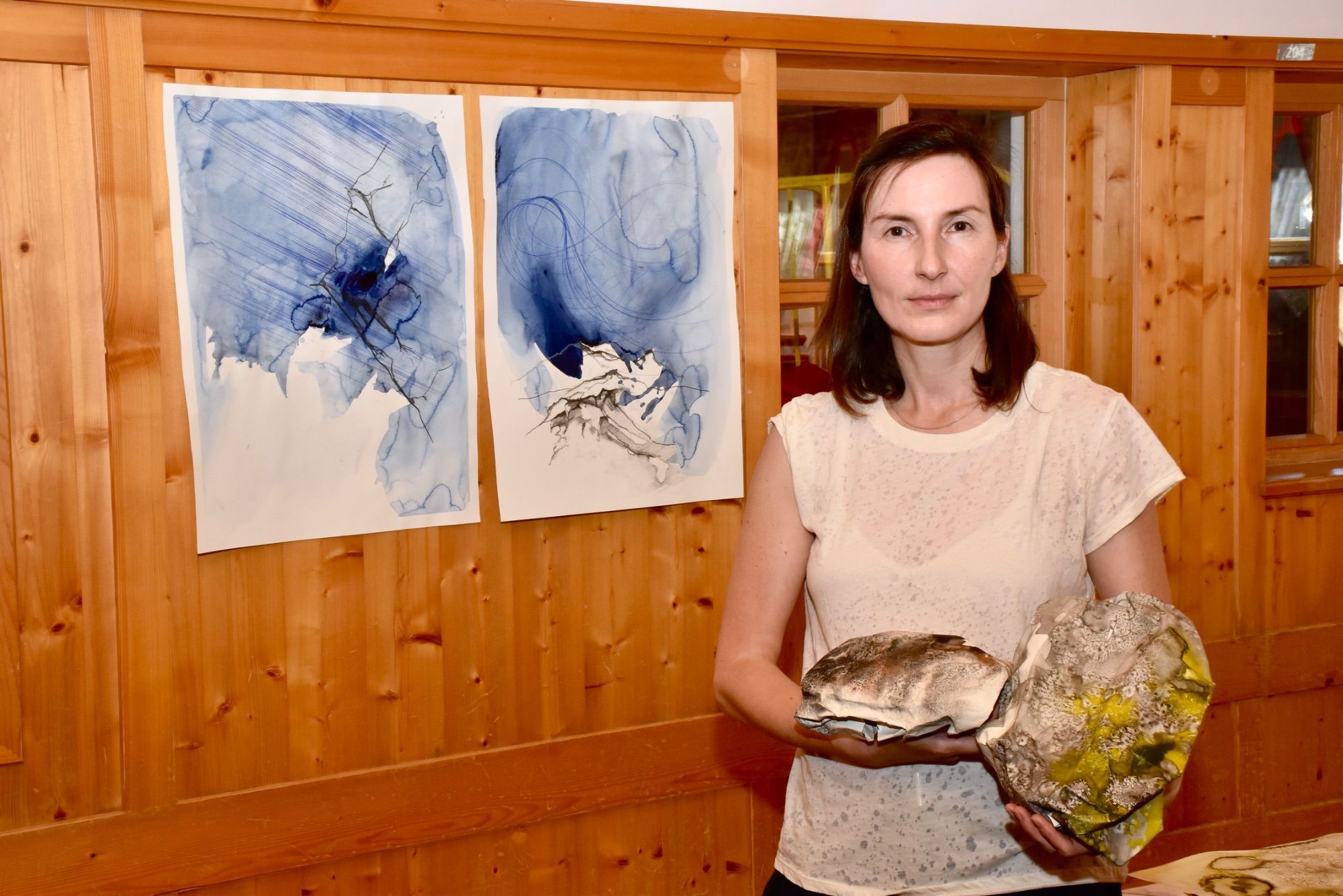 Angelika Trojnarski in ihrem Atelier mit ihren Kunstwerken.