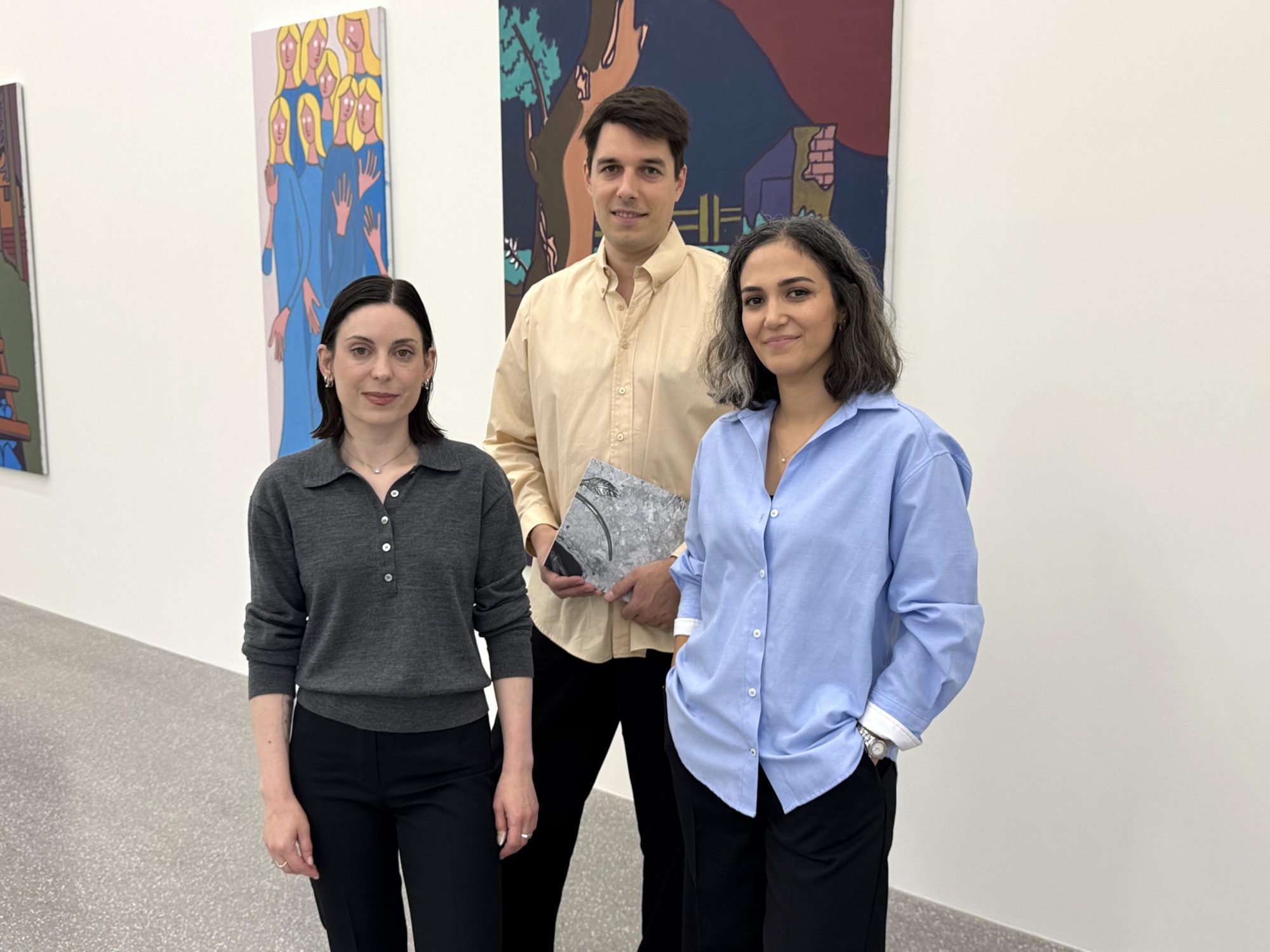 Künstlerin Monika Grabuschnigg mit den Galeristen Simeon und Zeynep Brugger bei der Ausstellungseröffnung.
