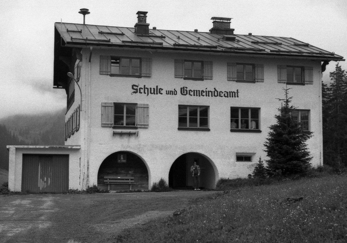 Im alten „Schulhaus und Gemeindeamt“ war Meinrad Hopfner 35 Jahre lang Lehrer und 32 Jahre lang Bürgermeister. Das Mehrzweckhaus wurde 1990 abgerissen, um der neuen Schule Platz zu machen.