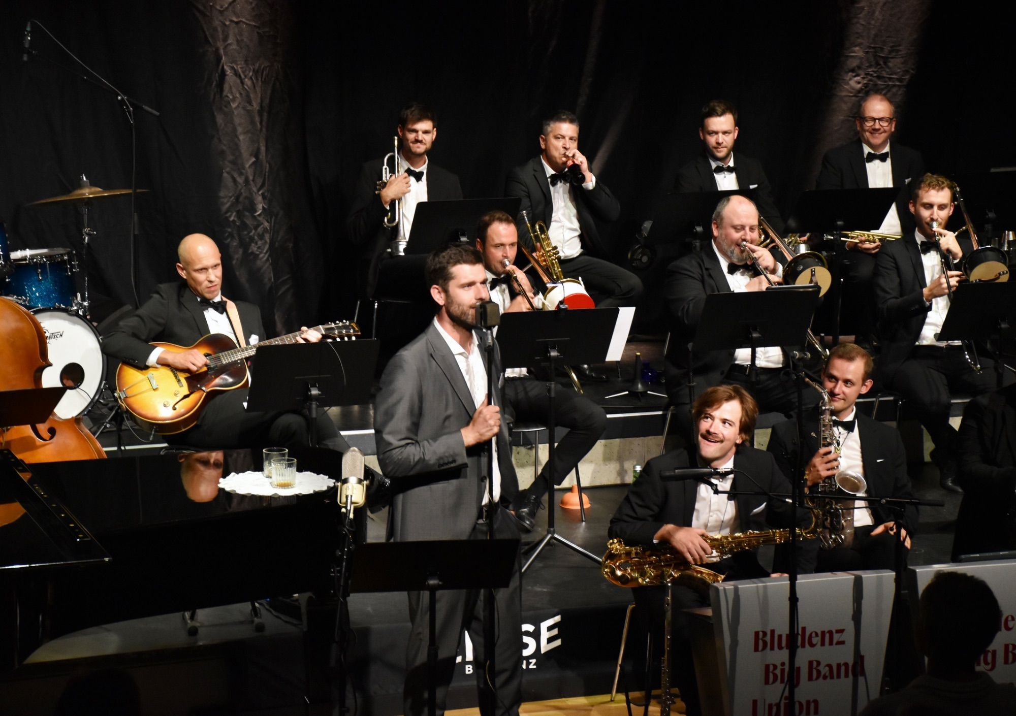 Die Bludenz Big Band Union im Saal des Kulturzentrums Remise in Bludenz, hier mit Sänger Bastian Berchtold (