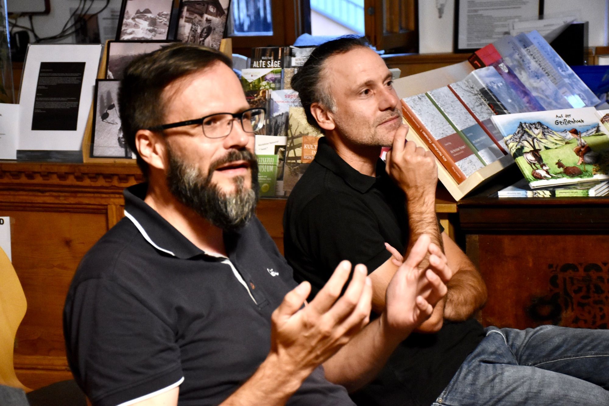 Archäologe Thomas Bachnetzer und Florian Wöß (Denkmalforschung Vorarlberg) befanden sich unter den Zuhörenden beim Vortrag von Martin Gamon in Schruns.