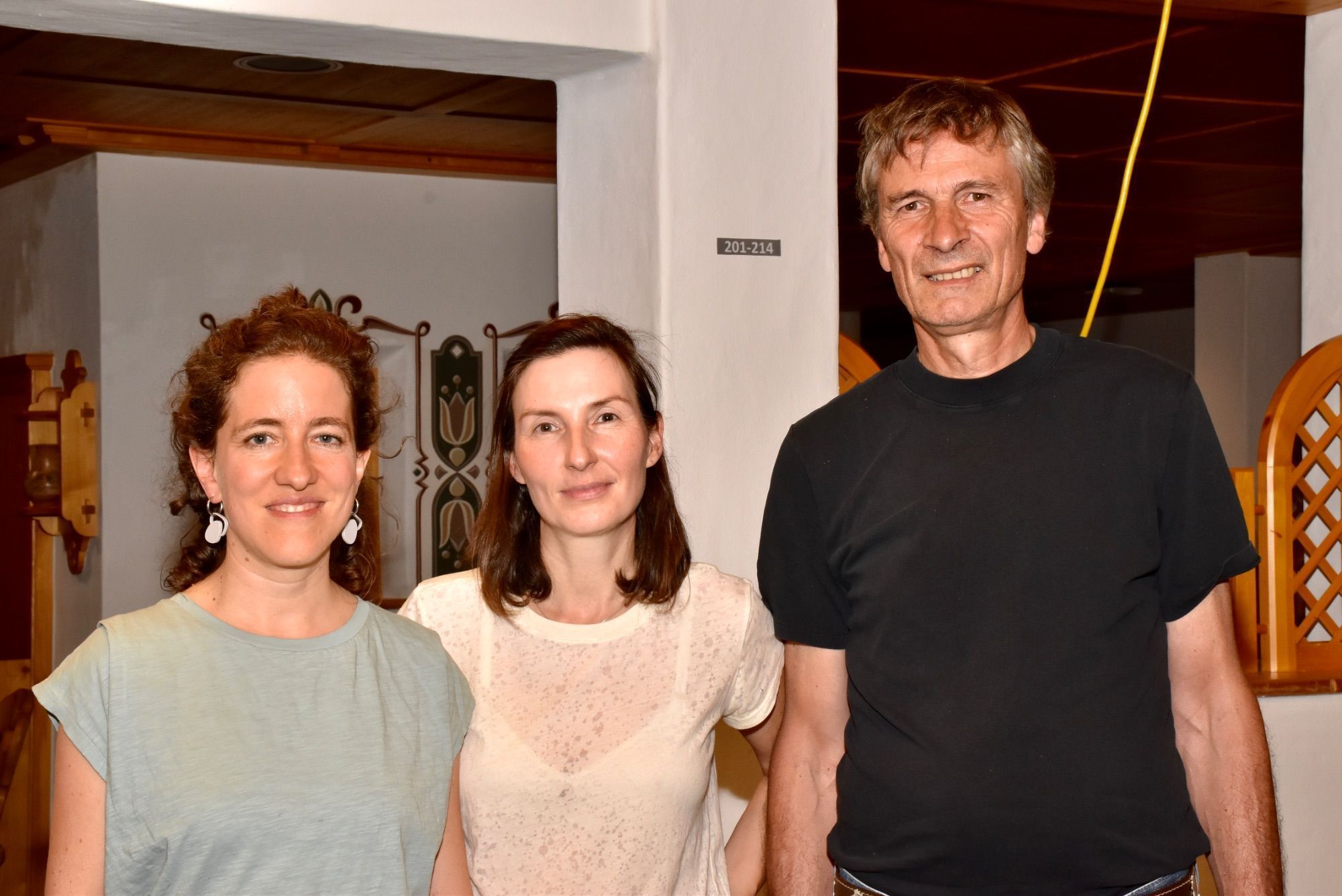 Anna-Sabina Zürrer, Angelika Trojnarski und Götz Bury in der Nova Stoba.