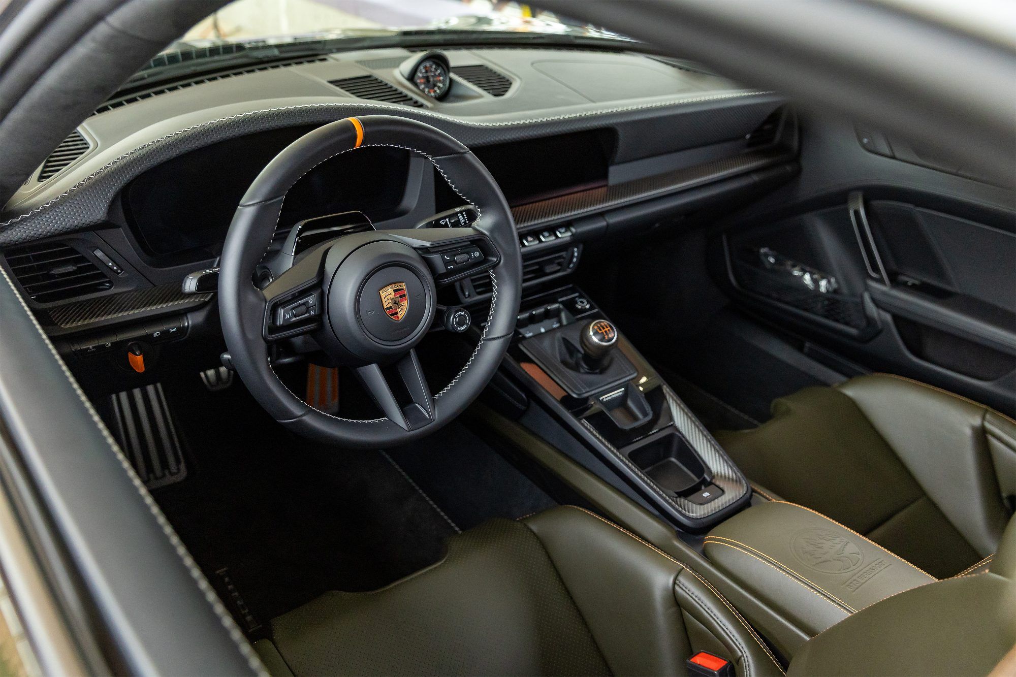 Was Sammler-Herzen höher schlagen lässt: Leder Ton in Ton mit dem Außenlack, dazu Nähte und Gaspedal in der Kontrastfarbe Orange sowie ein geprägtes Bergsport-Logo auf der Mittelkonsole