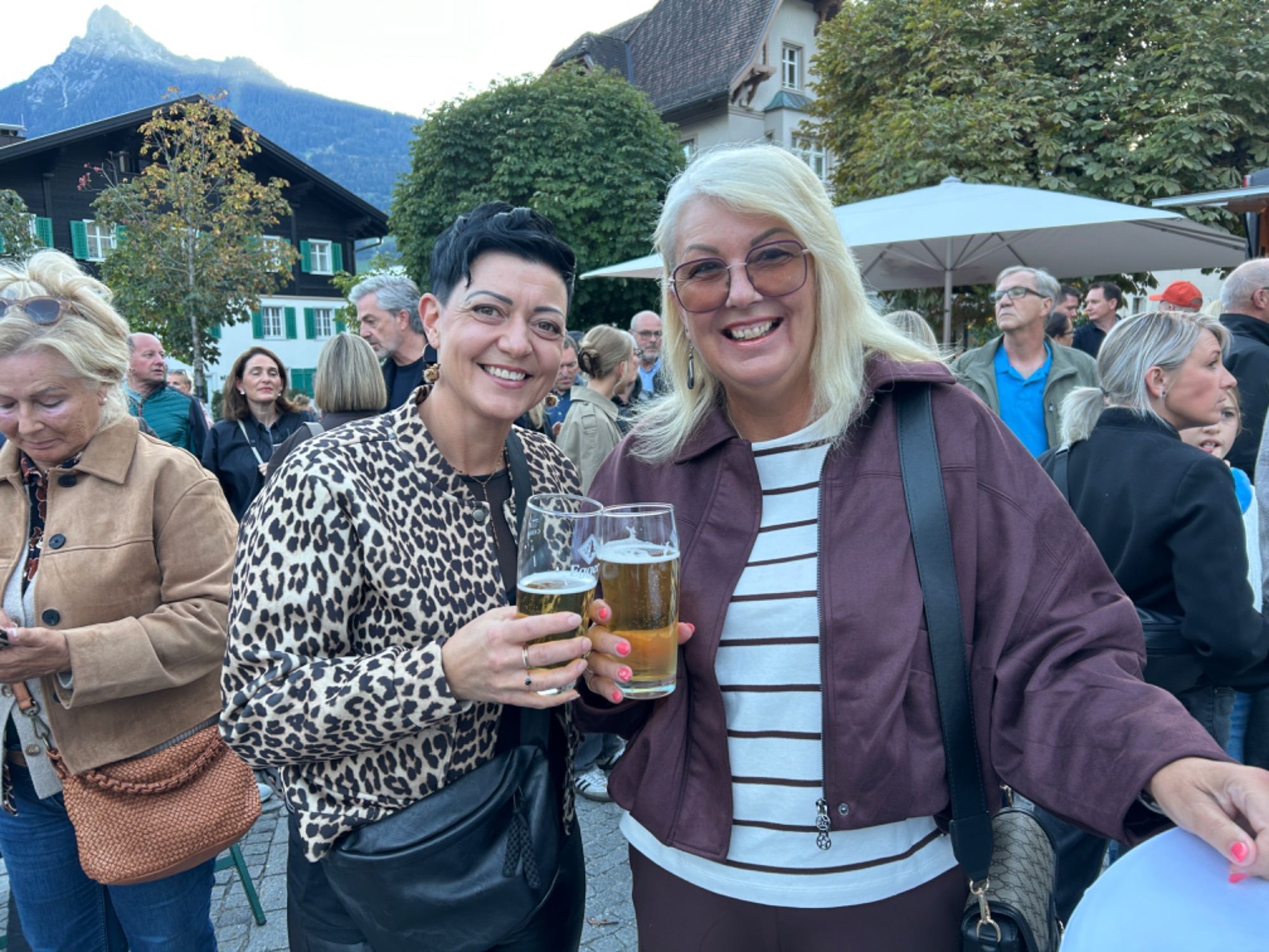 Isabella Locher und Monika Seeberger zeigten sich interessiert.