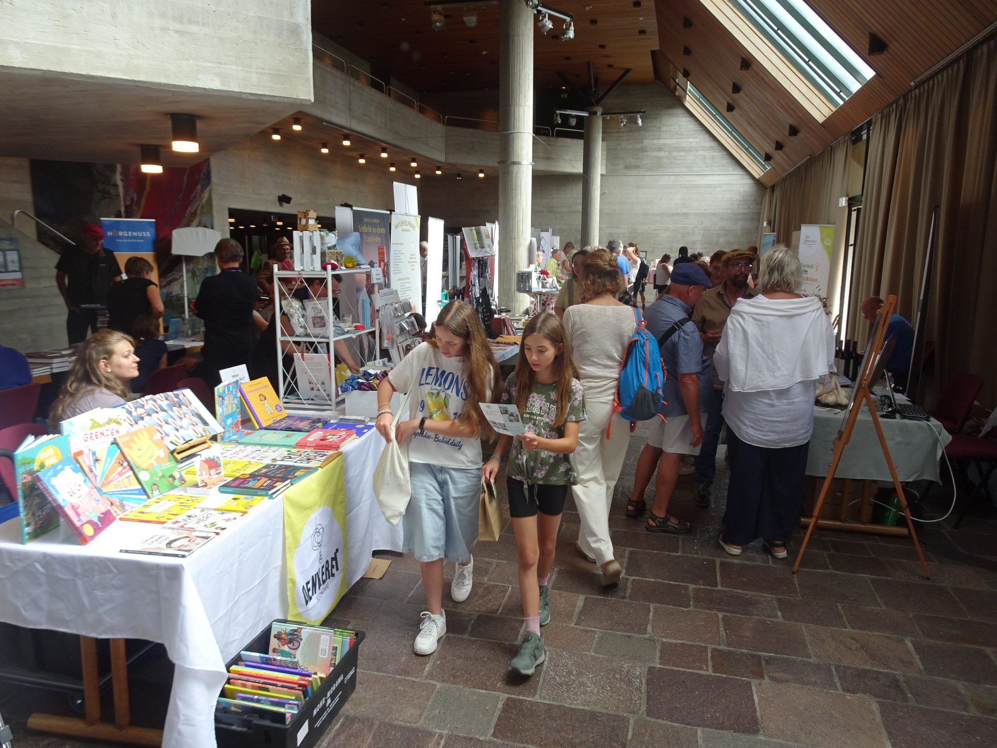 Die zweite Vorarlberger Buchmesse lockte zahlreiche Besucherinnen und Besucher ins Dornbirner Kulturhaus.