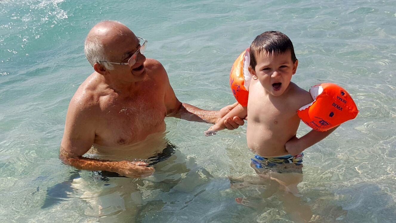 Gemeinsame Freude im Wasser, Slavko mit seinem Enkel Raphael