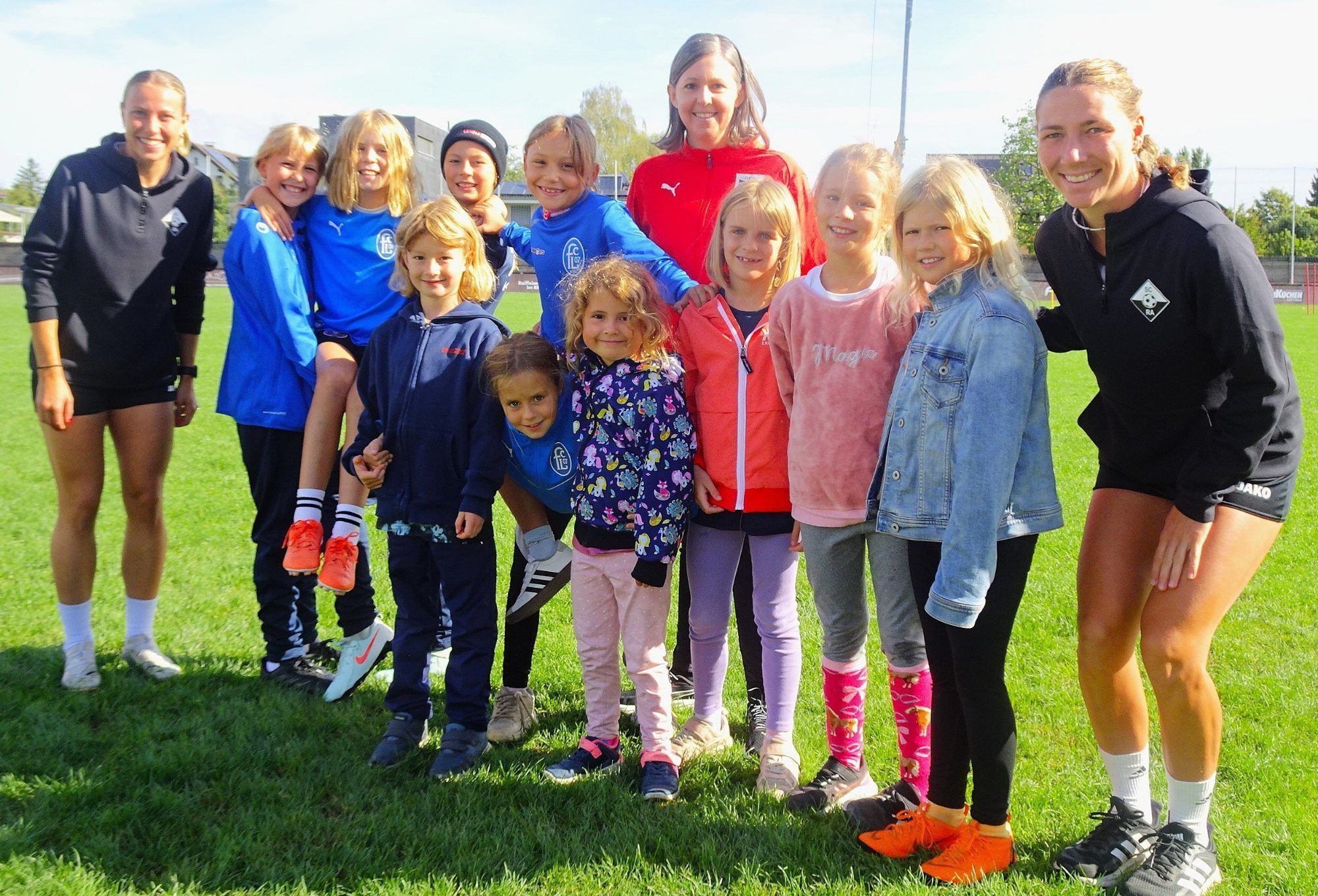 Die Mädchengruppe bekam am Donnerstag besonderer Besuch im Fußballcamp: Die beiden SCR Altach Spielerinnen Lara Baldauf (li.) und Lena Rädler (re.) sowie Barbara Zgubic (ÖFB-Projekt TWOgether) trainierten mit den Kindern. 