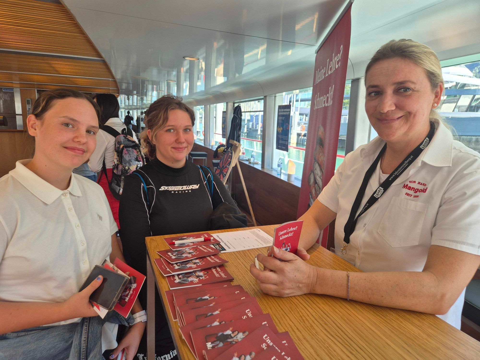 Galina Spoerr und Ronja Emiliana Rusch mit Lehrlingsbeauftragter Monika Glavak von Mangold
