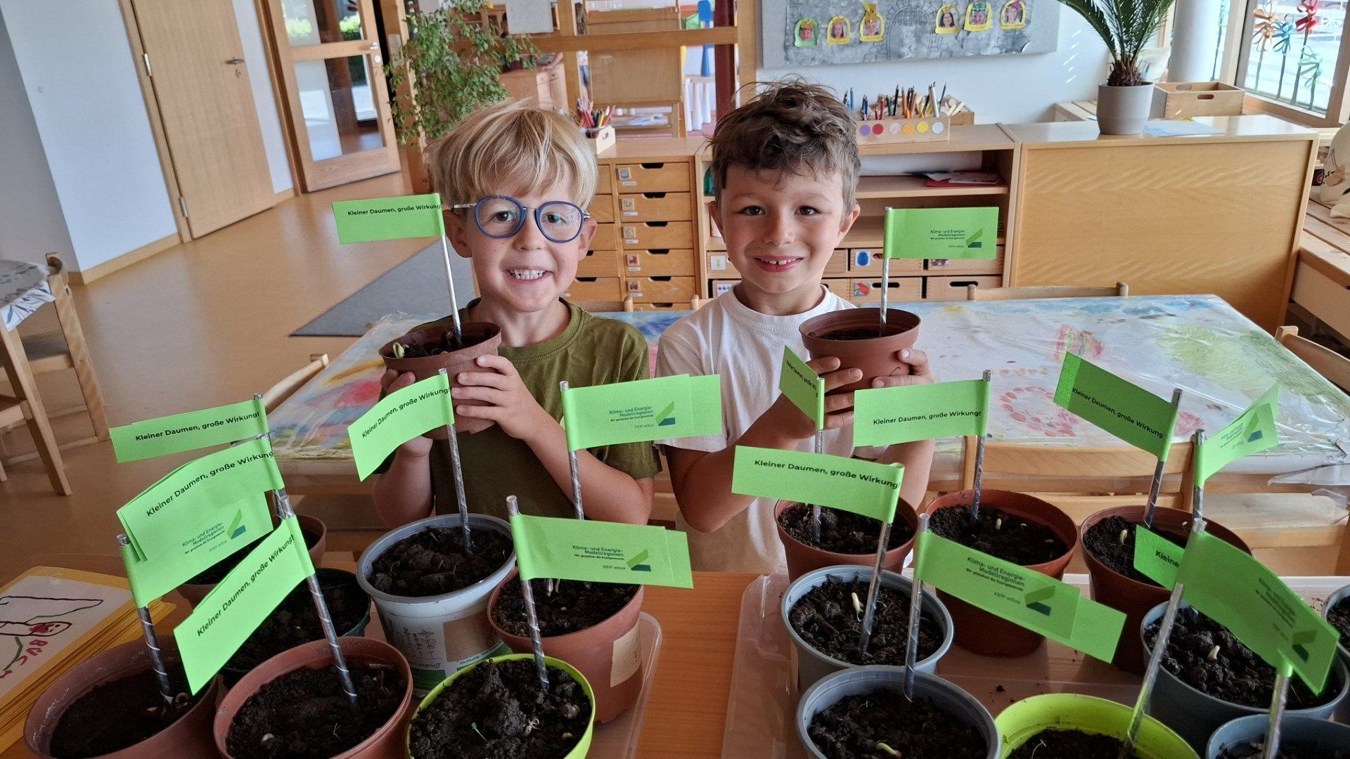 Im Rahmen der KEM-Projekts von Witus haben auch Theo (li.) und Jodok – wie Dutzende Kolleginnen und Kollegen in den Kindergärten von Mellau und Reuthe – ihre Bohnentöpfle gepflanzt.