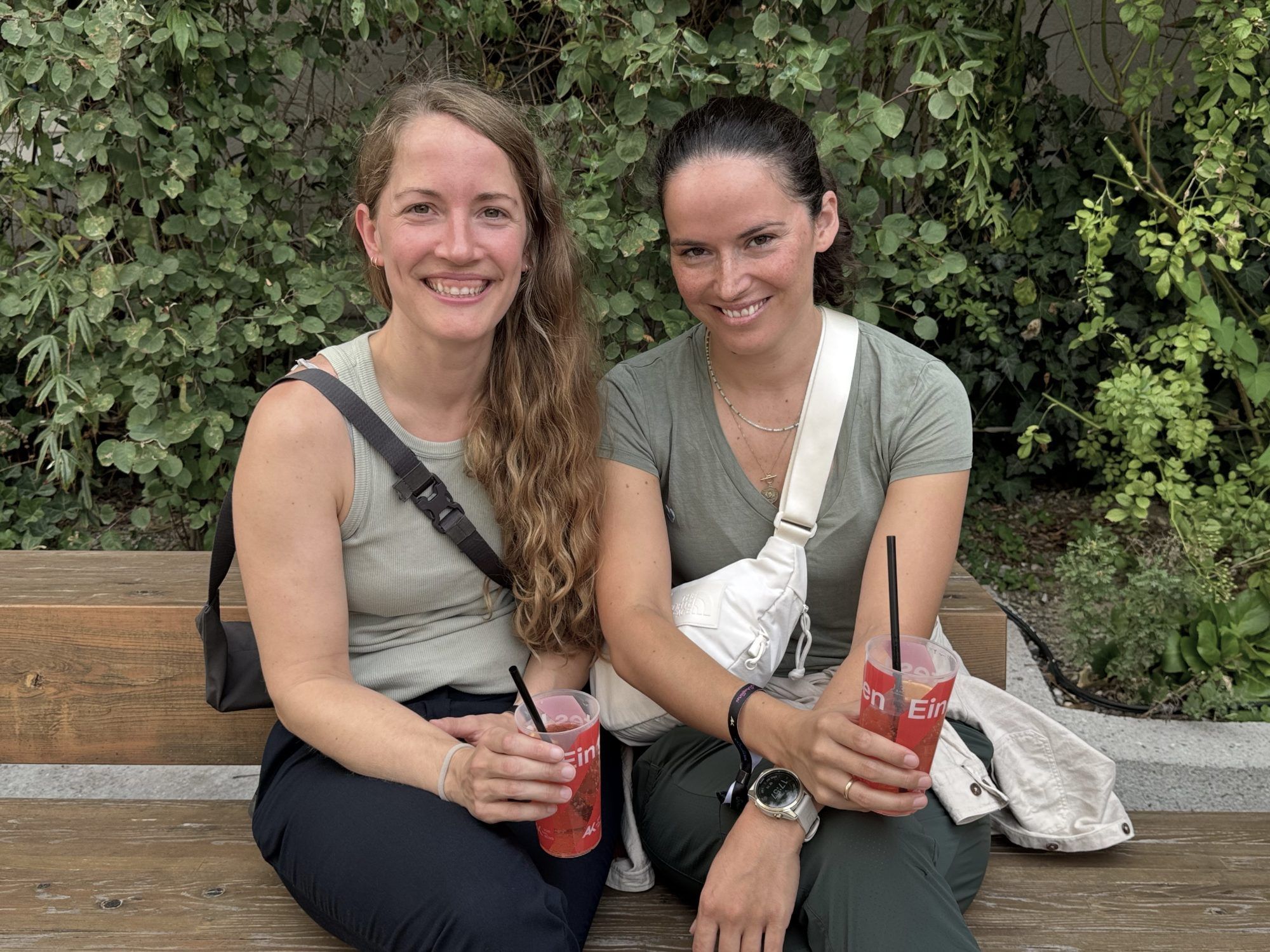 Medizinerin Kirstin Hauser und Physiotherapeutin Denise Grabher.