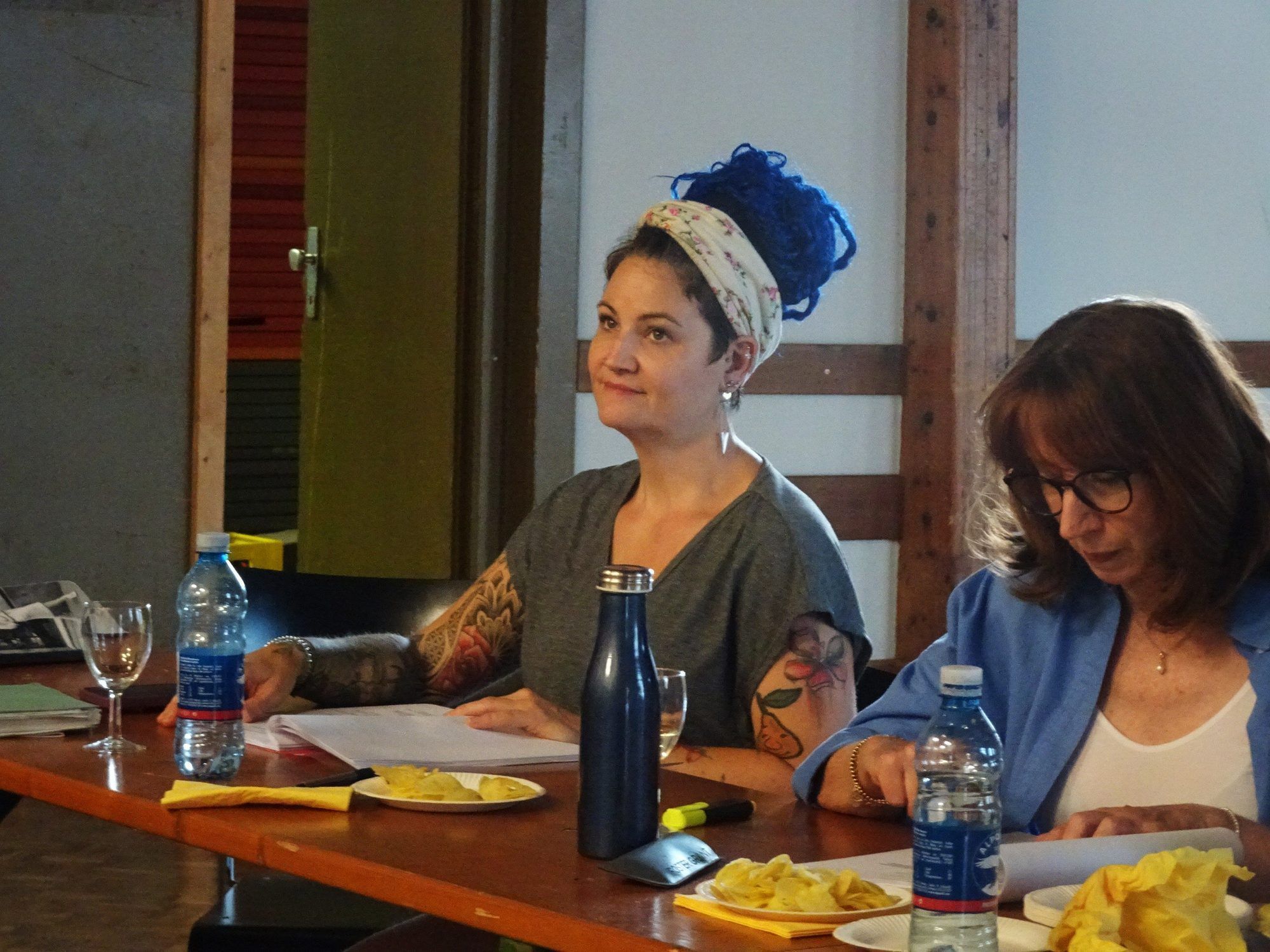 Regie-Assistentin Evelyn Seifert hat alles im Blick.
