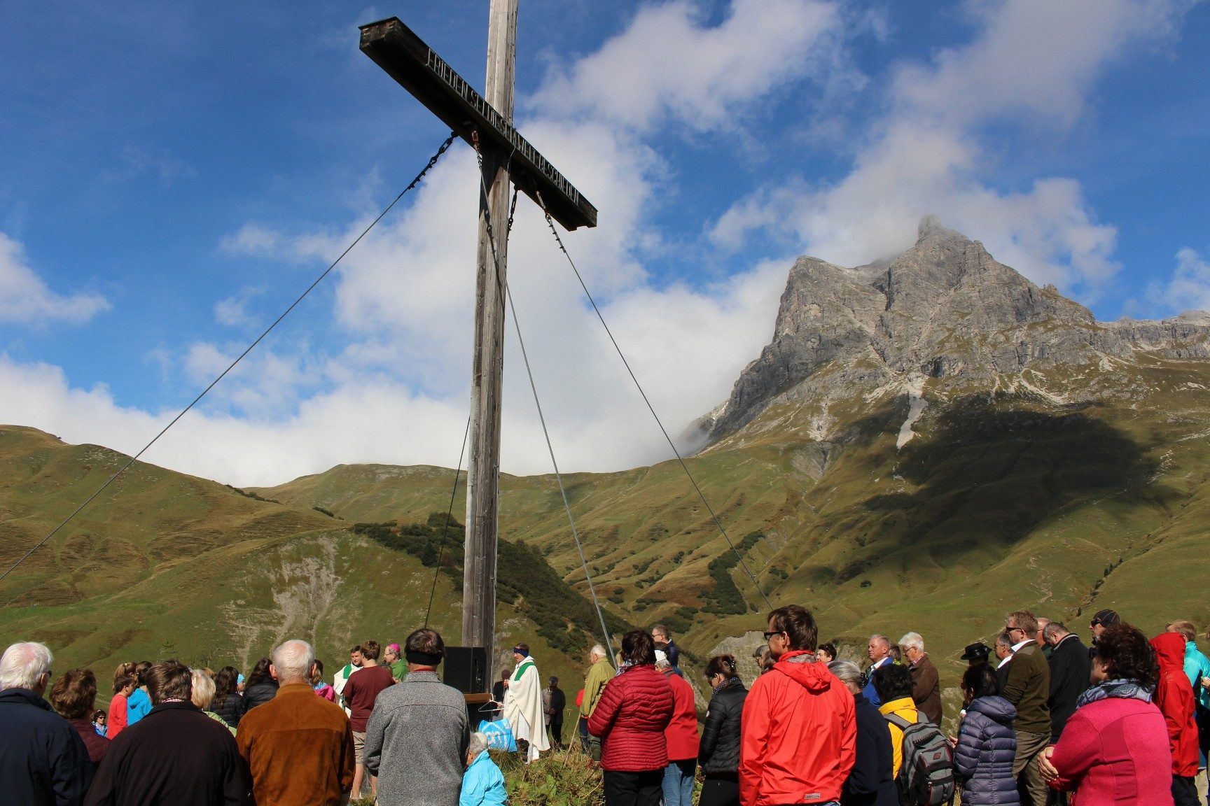 Am Sonntag führt wieder die Sternwallfahrt auf den Simmel am Hochtannbergpass. Um 12 Uhr findet die traditionelle Friedensmesse statt. PETER STRAUSS