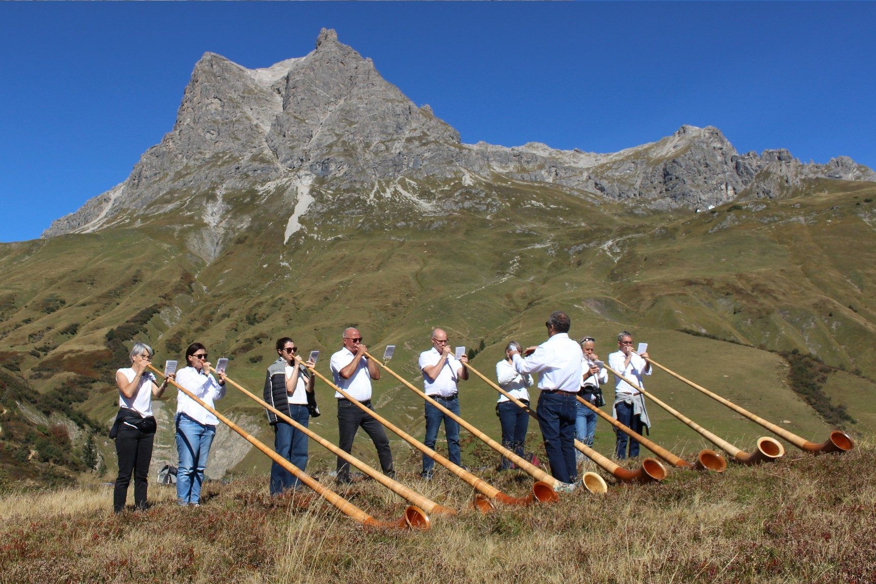 Markus Bischof zu den Alpenhornbläsern Warther Horn: „Euer Klang trägt weiter als jedes Wort, über die Hänge, über die Grenzen der Täler hinweg. Genau das passt zu diesem Tag.“