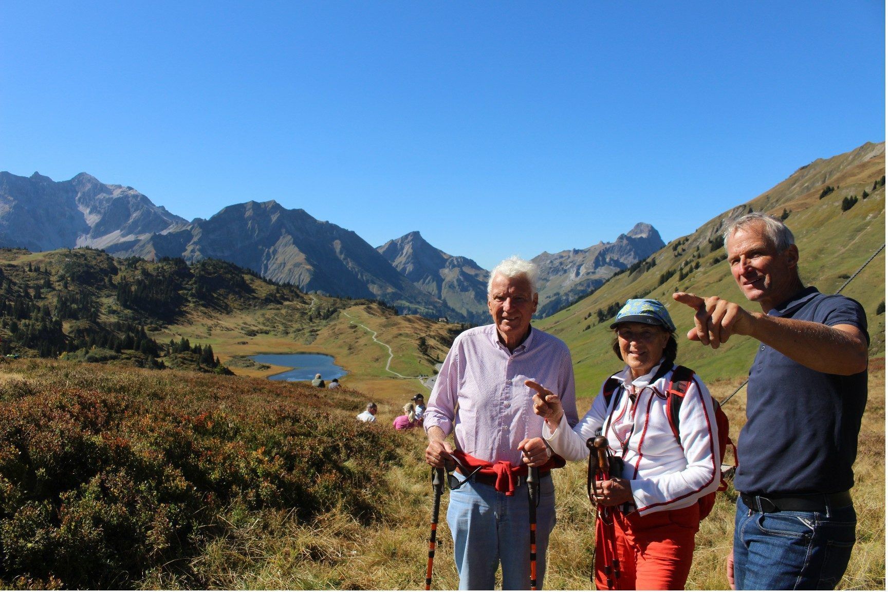 Olympiasieger und Mitbegründer der Theodul-Bruderschaft Hubert Strolz erklärt Gästen „vom Land“ das faszinierende Bergpanorama.