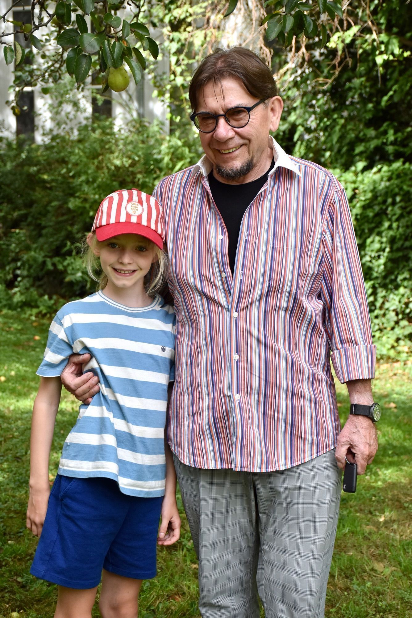 Künstler Wilhelm Schramm mit Enkeltochter bei der kleinen Kunst-Oase.