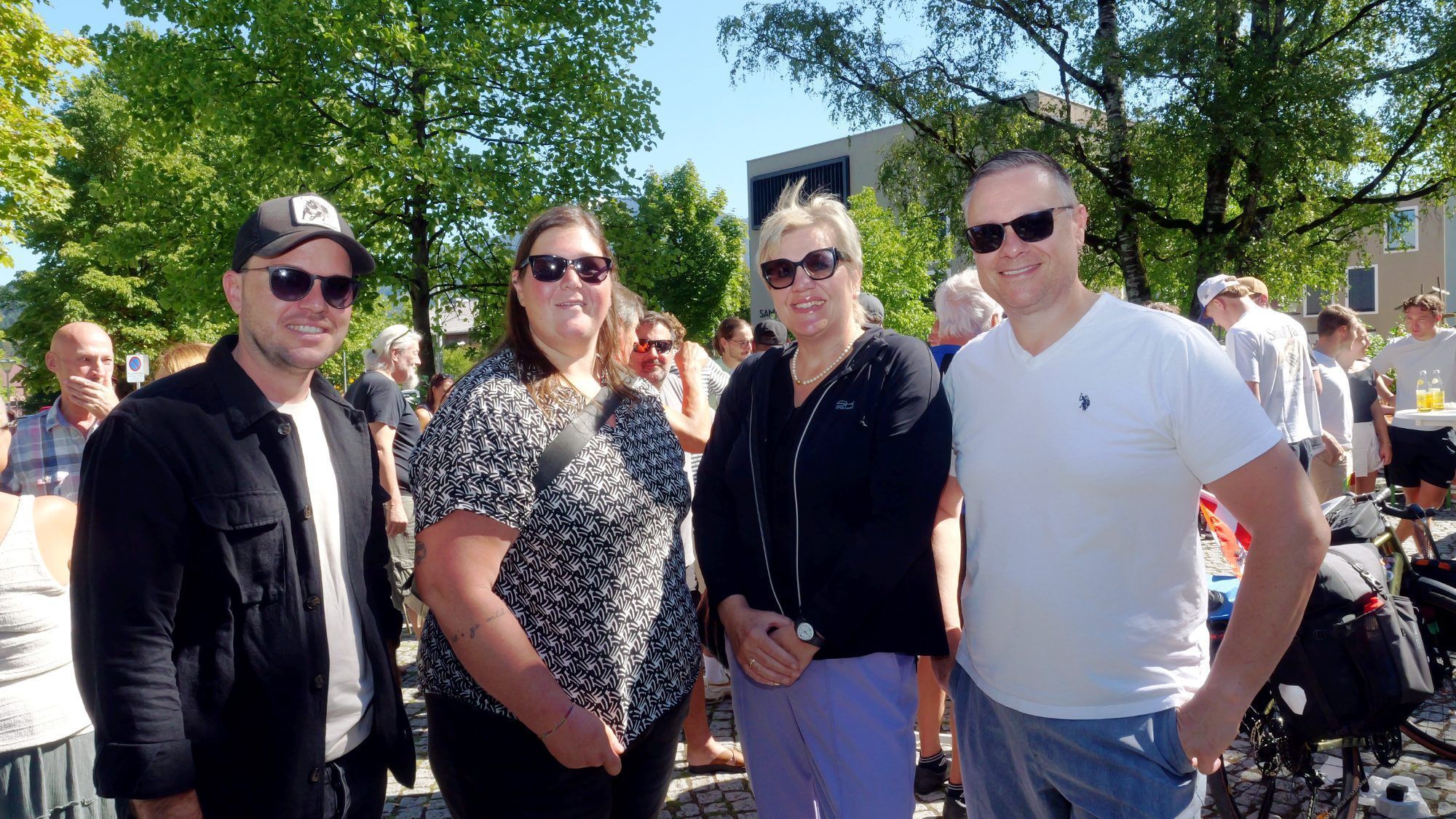 Michaela Sahler und Michaela Gort mit den Gemeinderäten Lukas Debortoli und Jürgen Blacha.